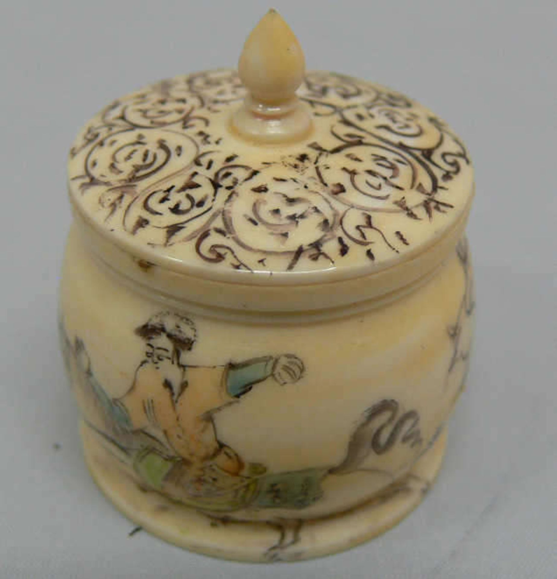 Kleine Elfenbeindose mit Malerei, wohl China, sehr feine Arbeit. Höhe ca. 4 cm. Small ivory box with