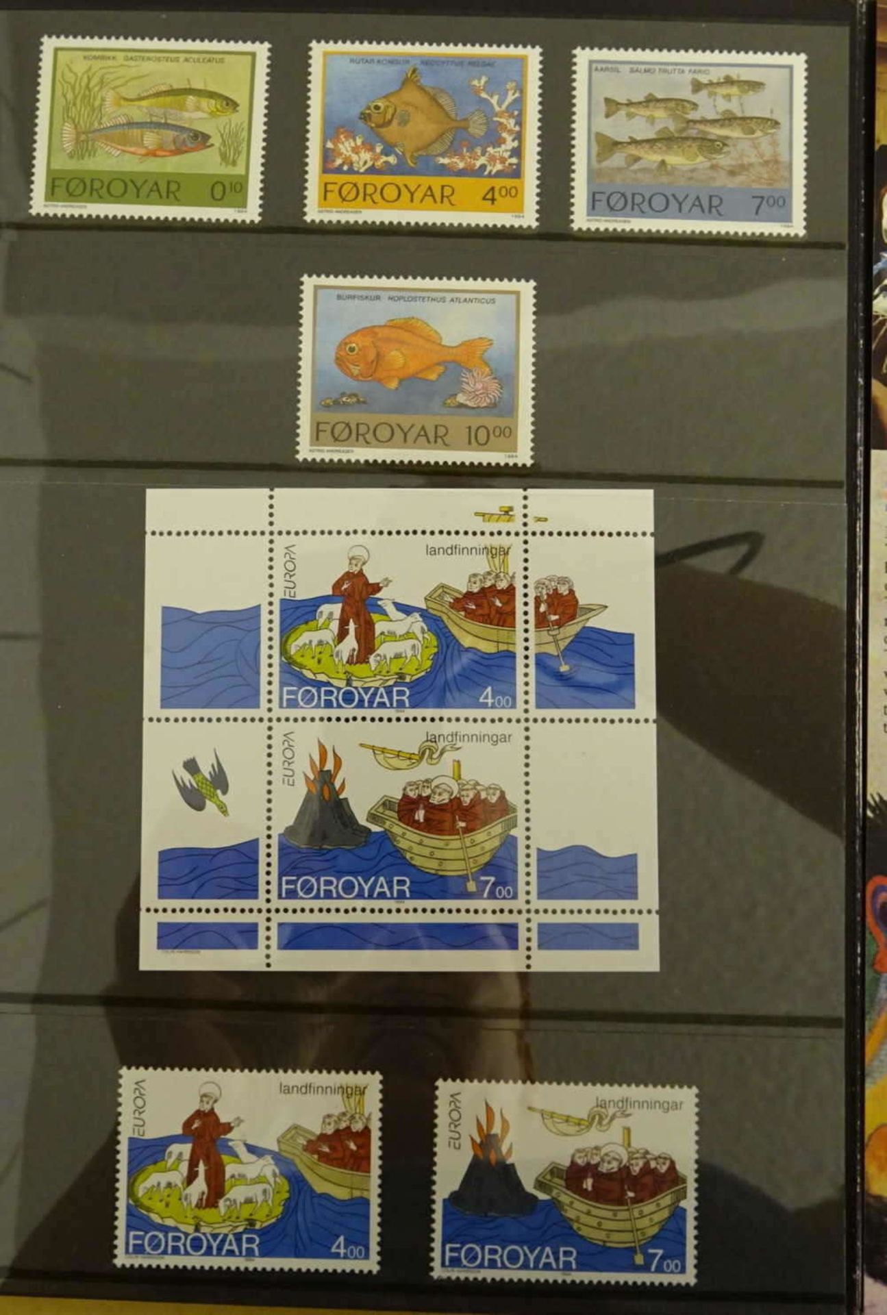 Dänemark - Färöer, 1975/96, umfangreiche Dubletten aus 6 großen Steckkarten, meist in Paaren mit - Bild 3 aus 3