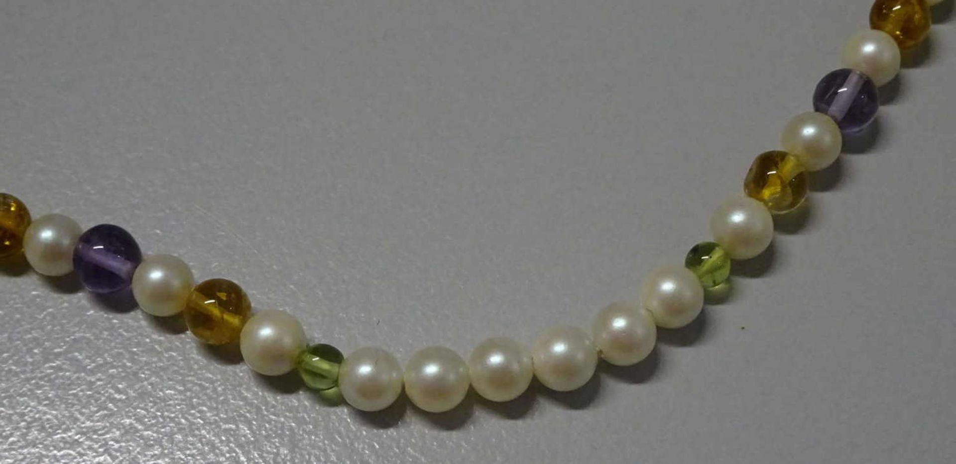 Perlenkette mit versch. Halbedelsteinen. Länge ca. 46cm - Image 2 of 2