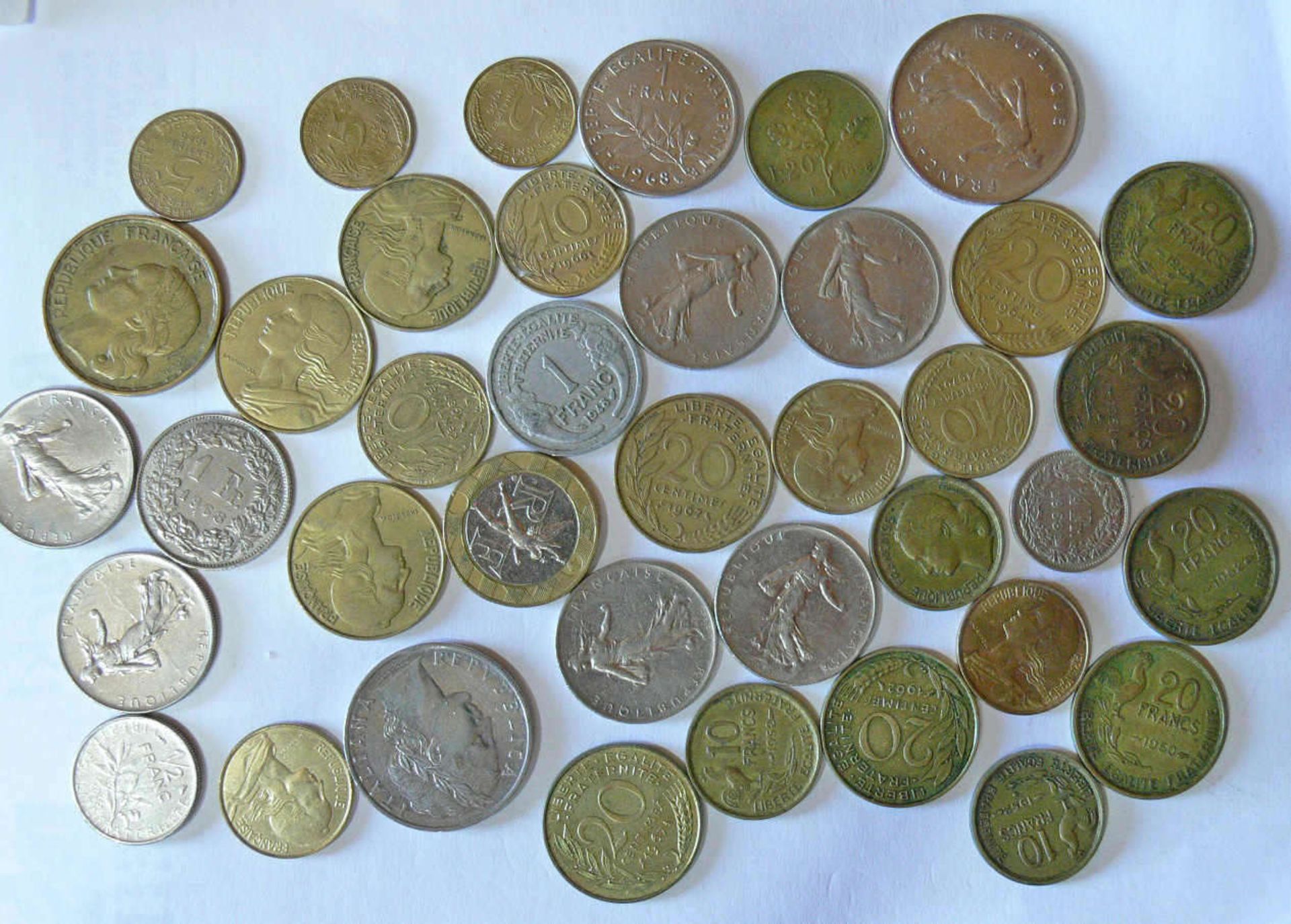Lot Münzen aus Frankreich. Verschiedene Nominale und Jahrgänge. Bitte besichtigen. Lot of coins from