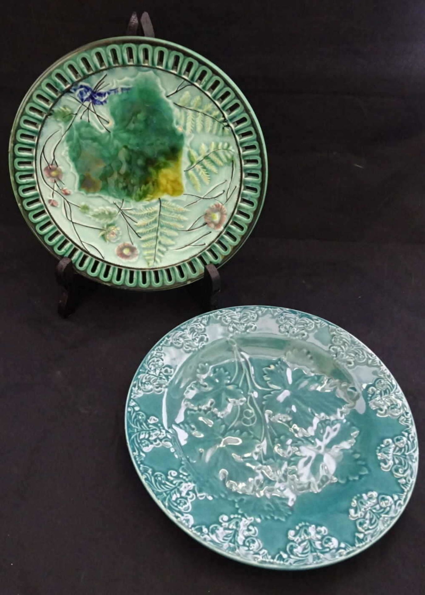 2 Jugendstil Teller Jacoby & Adler, in grün gehalten, 1x bemalt 2 Art Nouveau plates Jacoby & Adler,