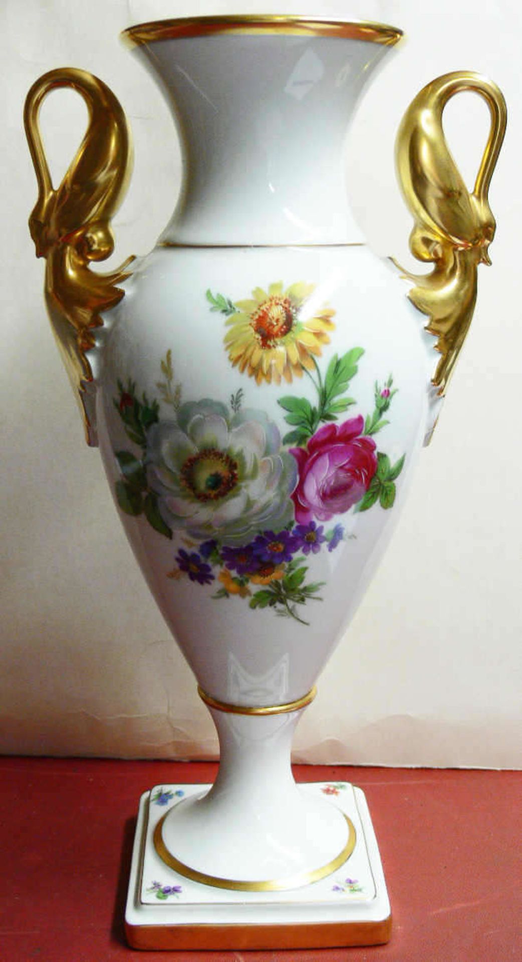 Porzellan amphorenförmige Vase. Kaiser Porzellan. Florale Malerei. Höhe: ca. 36 cm. Porcelain