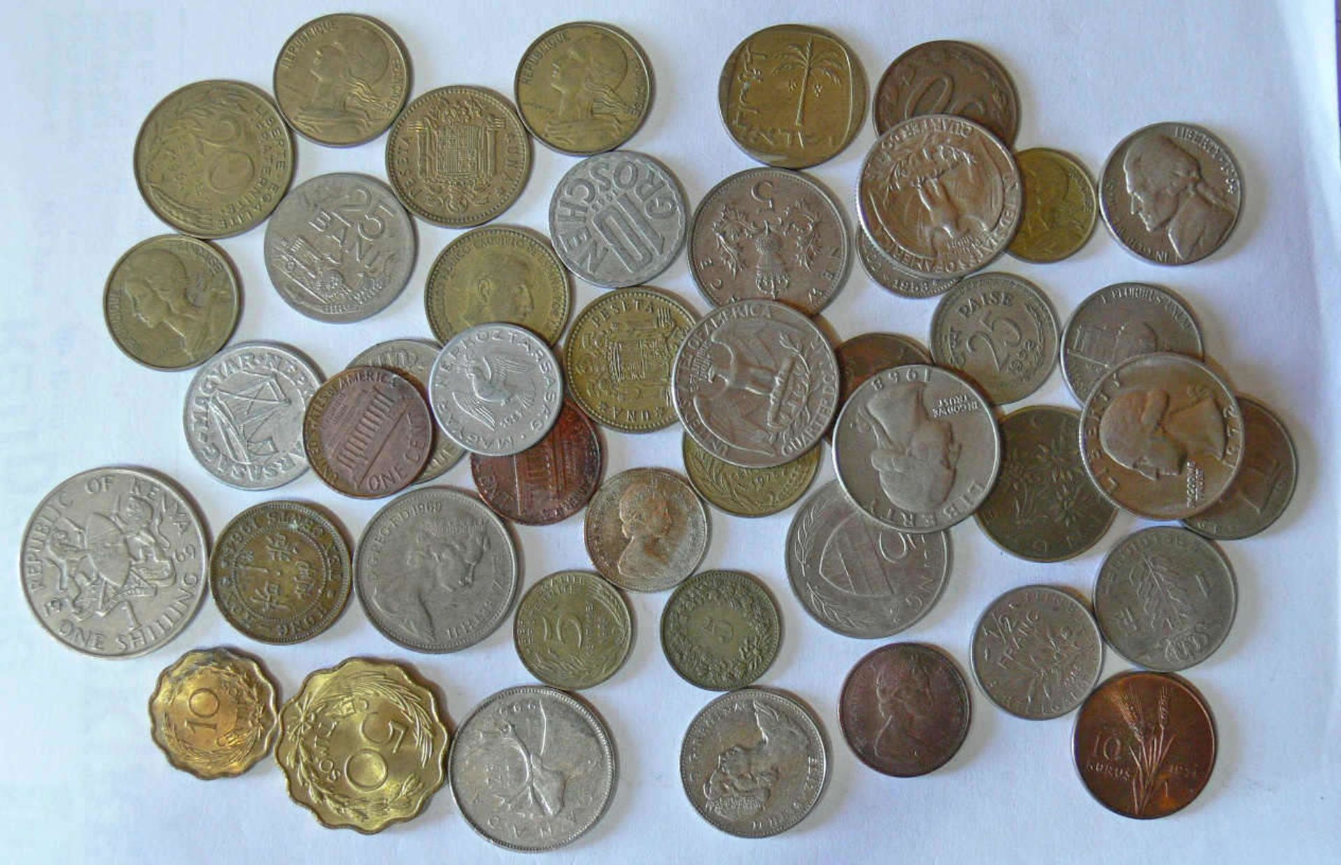 Lot Münzen aus aller Welt, dabei USA, Kanada, Türkei, Paraguay, Kenia u.v.n. Bitte besichtigen.