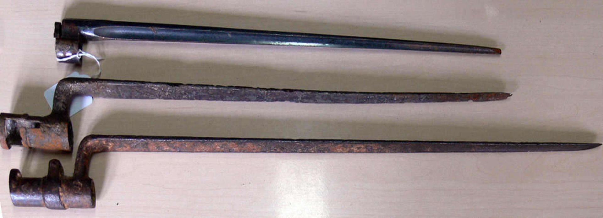 Drei Bajonette (1 x Enfield Bajonette?). Klingenlängen: ca. 53 cm, ca. 44 cm, ca. 43 cm. Mit