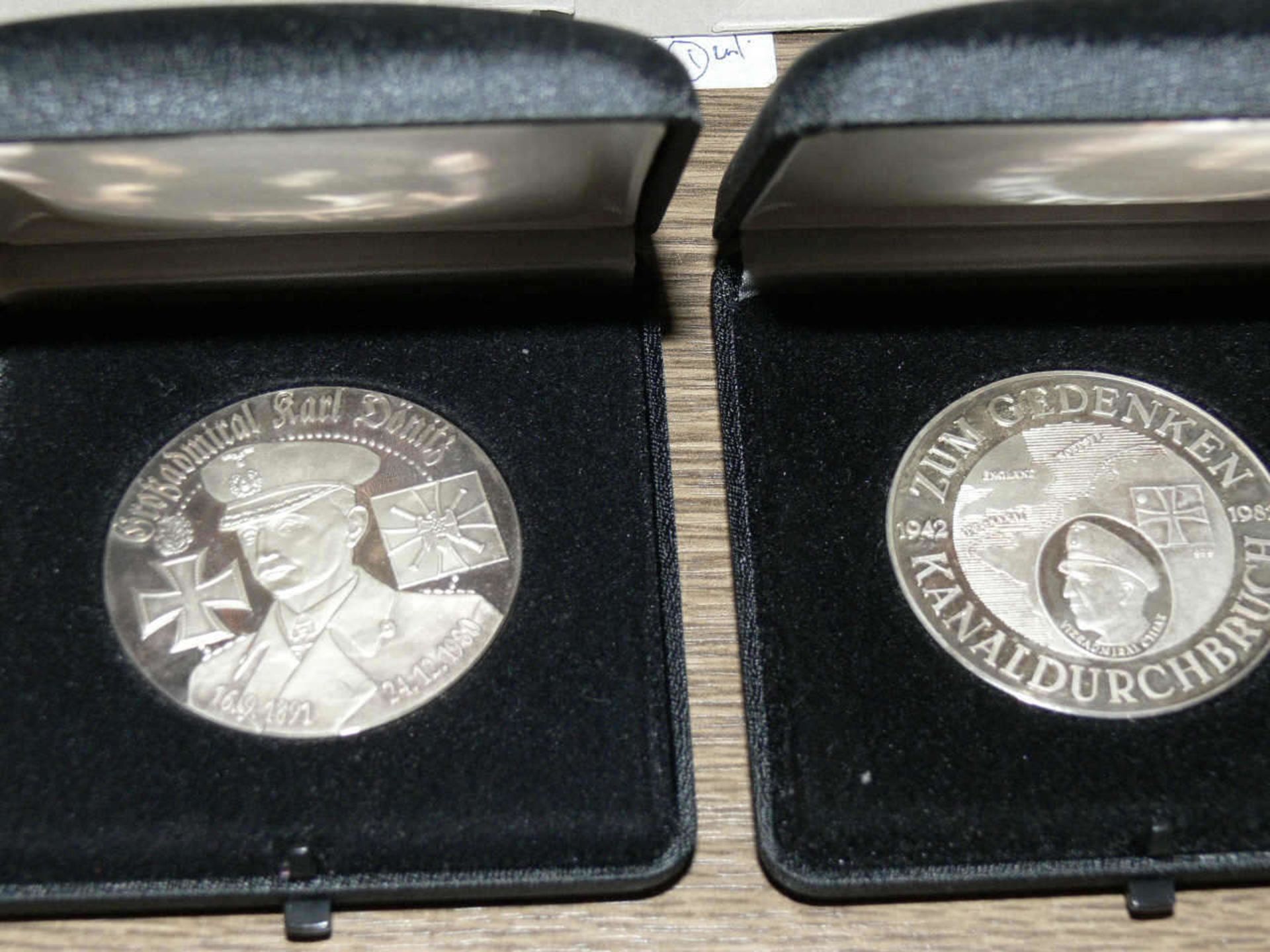 Zwei Silber - Medaillen "Großadmiral Karl Dönitz", Gedächtnis - Medaille in OVP mit Zertifikat. - Bild 2 aus 2