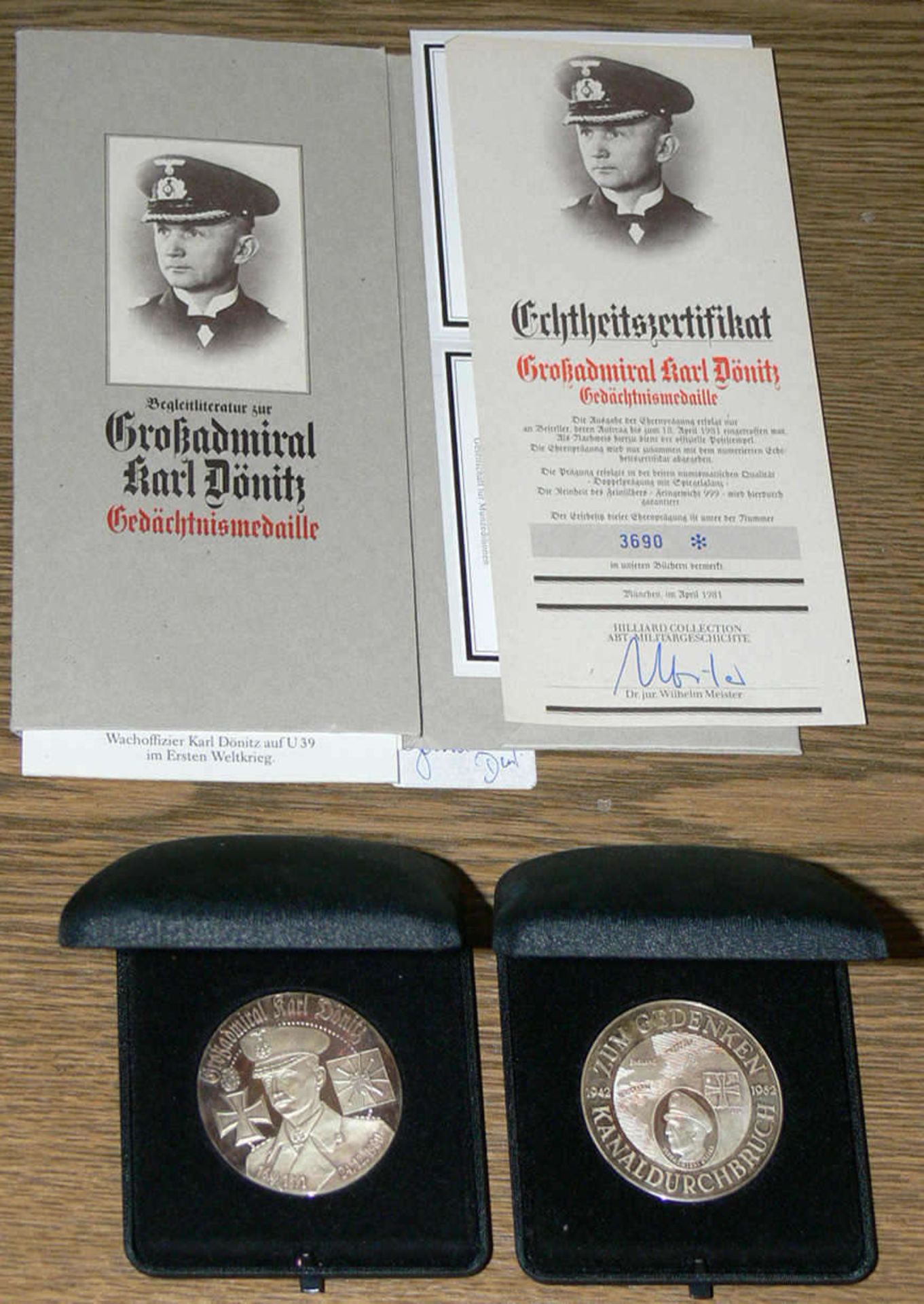 Zwei Silber - Medaillen "Großadmiral Karl Dönitz", Gedächtnis - Medaille in OVP mit Zertifikat.