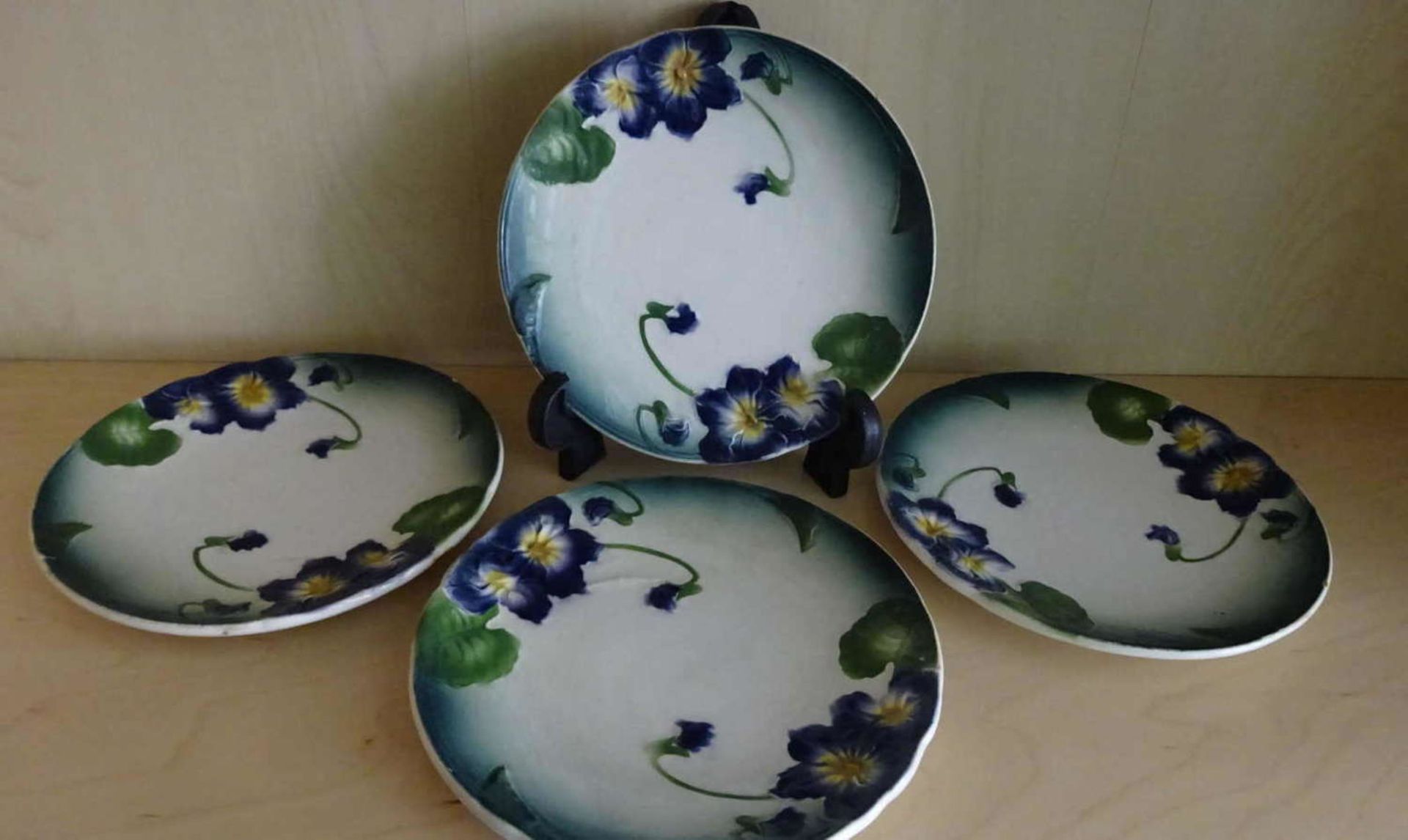 4 Dessertteller, Grünstadter Keramik, Jugendstil ca. 1907-1919, Motiv "Blaue Stiefmütterchen".