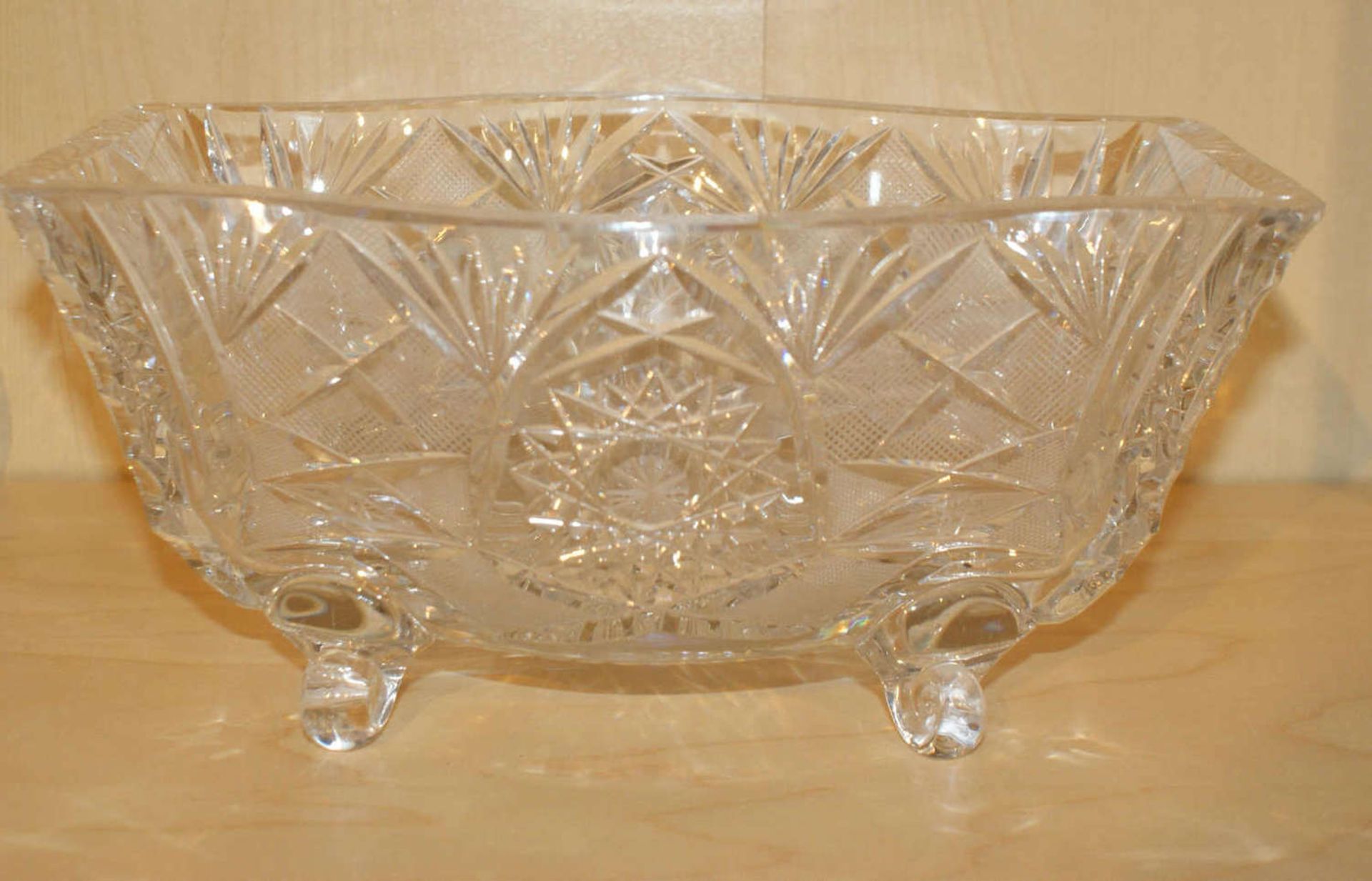 Gebäckschale aus Kristallglas, mit Sternschliff, Länge ca. 23,5 cm, Breite ca. 16 cm. Guter