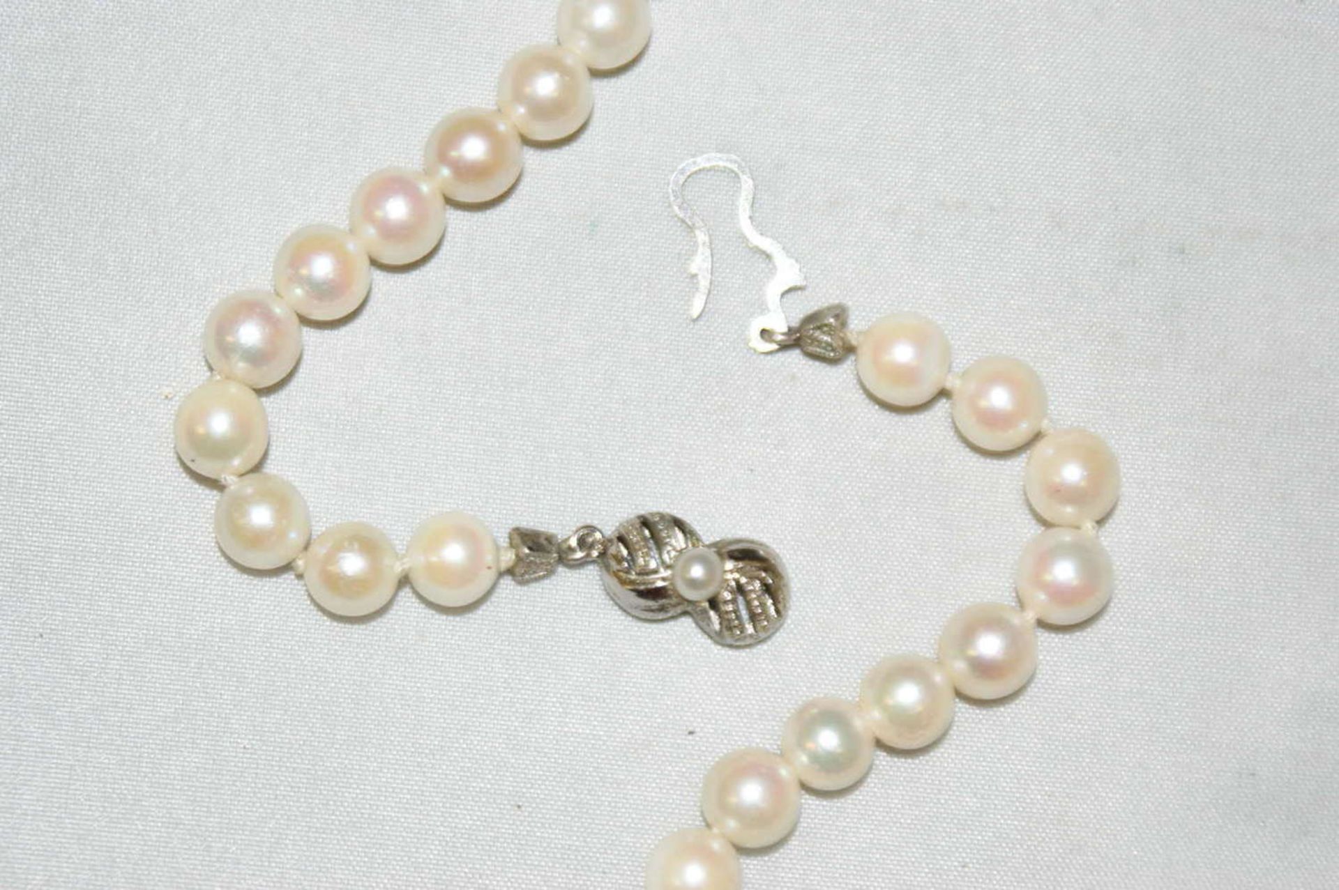 Perlenkette mit 800er Silberverschluß, Länge ca. 45 cm Pearl necklace with 800 silver clasp, - Bild 2 aus 2