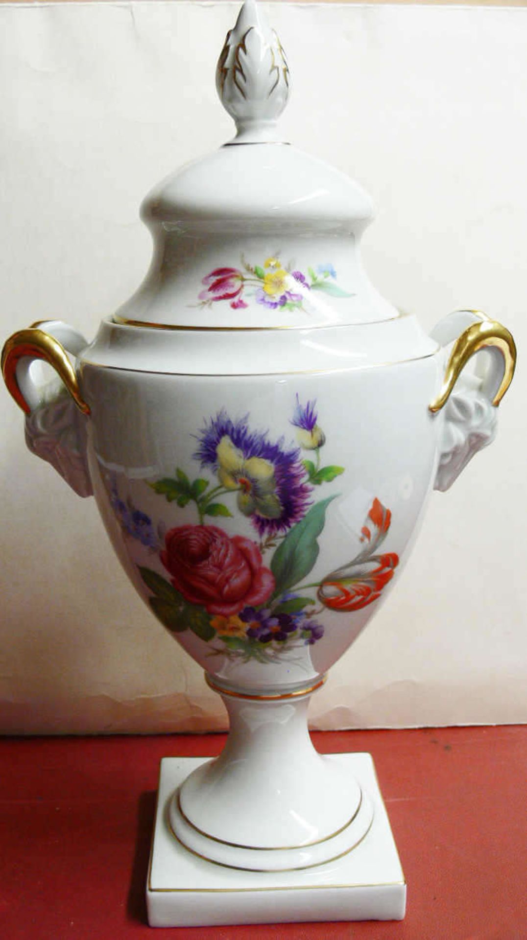 Porzellan amphorenförmige Deckelvase. Florale Malerei. Höhe: ca. 36 cm. Porcelain amphora-shaped