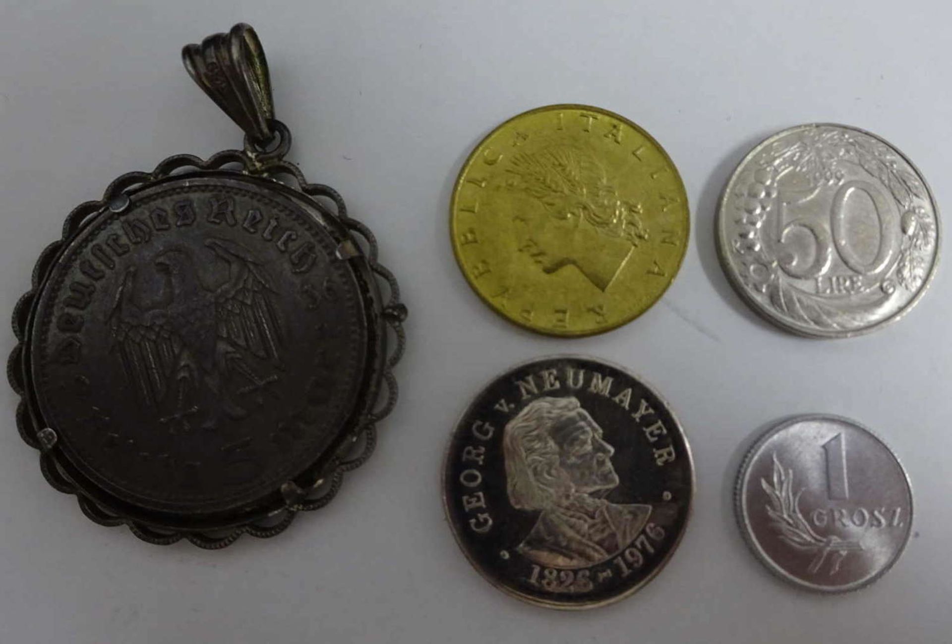 Konvolut Münzen. dabei 5.- Mark 1936 Hindenburg, als Anhänger gefasst.Rest Münzen aus Italien und