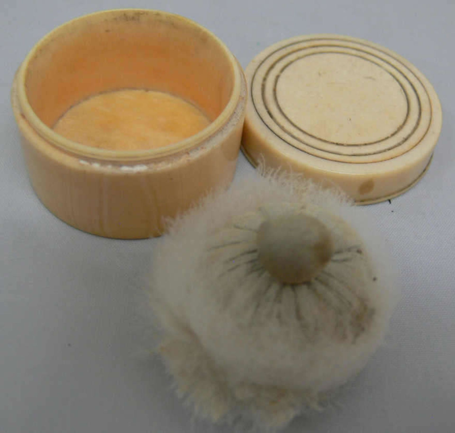 alte Elfenbeindose mit Puderquaste. Durchmesser ca. 3,5 cm. Höhe a. 2,3 cm old ivory box with powder - Bild 2 aus 2