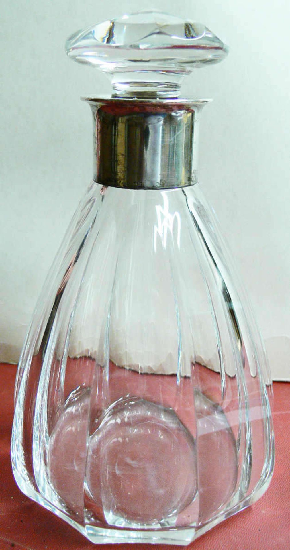 Kristall - Karaffe mit Silbermontur und Stöpsel. Silber 835. Höhe: ca. 22 cm. Crystal - decanter