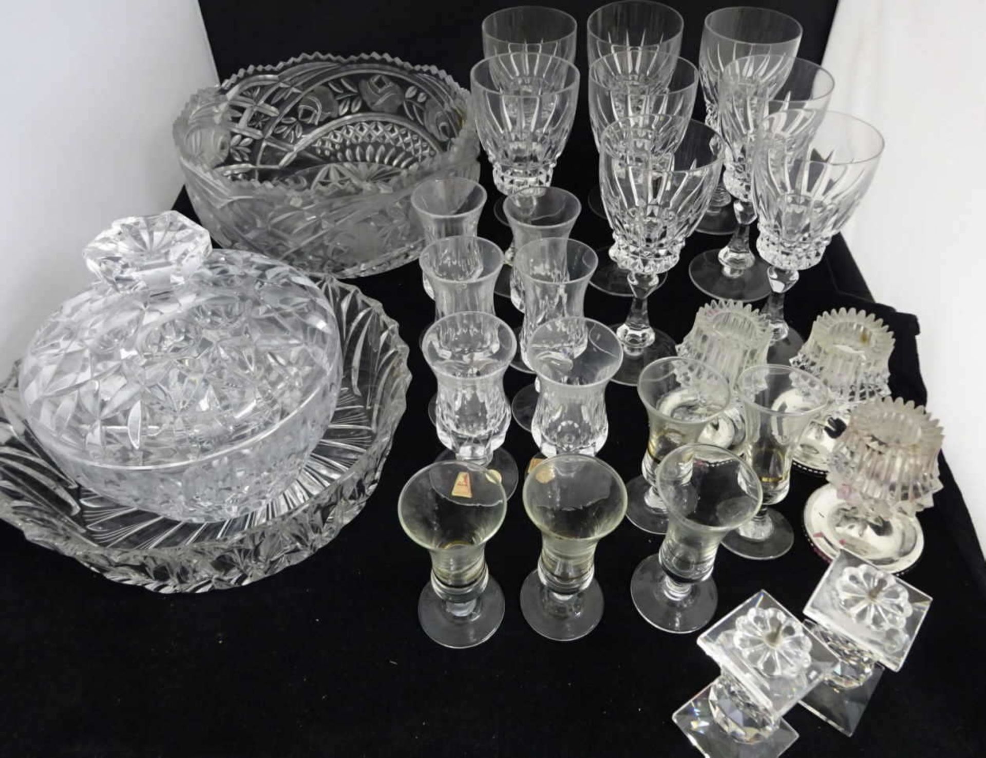 Konvolut Kristallglas, dabei Weingläser, Schnapsgläser, Schüsseln, etc. Convolute crystal glass,
