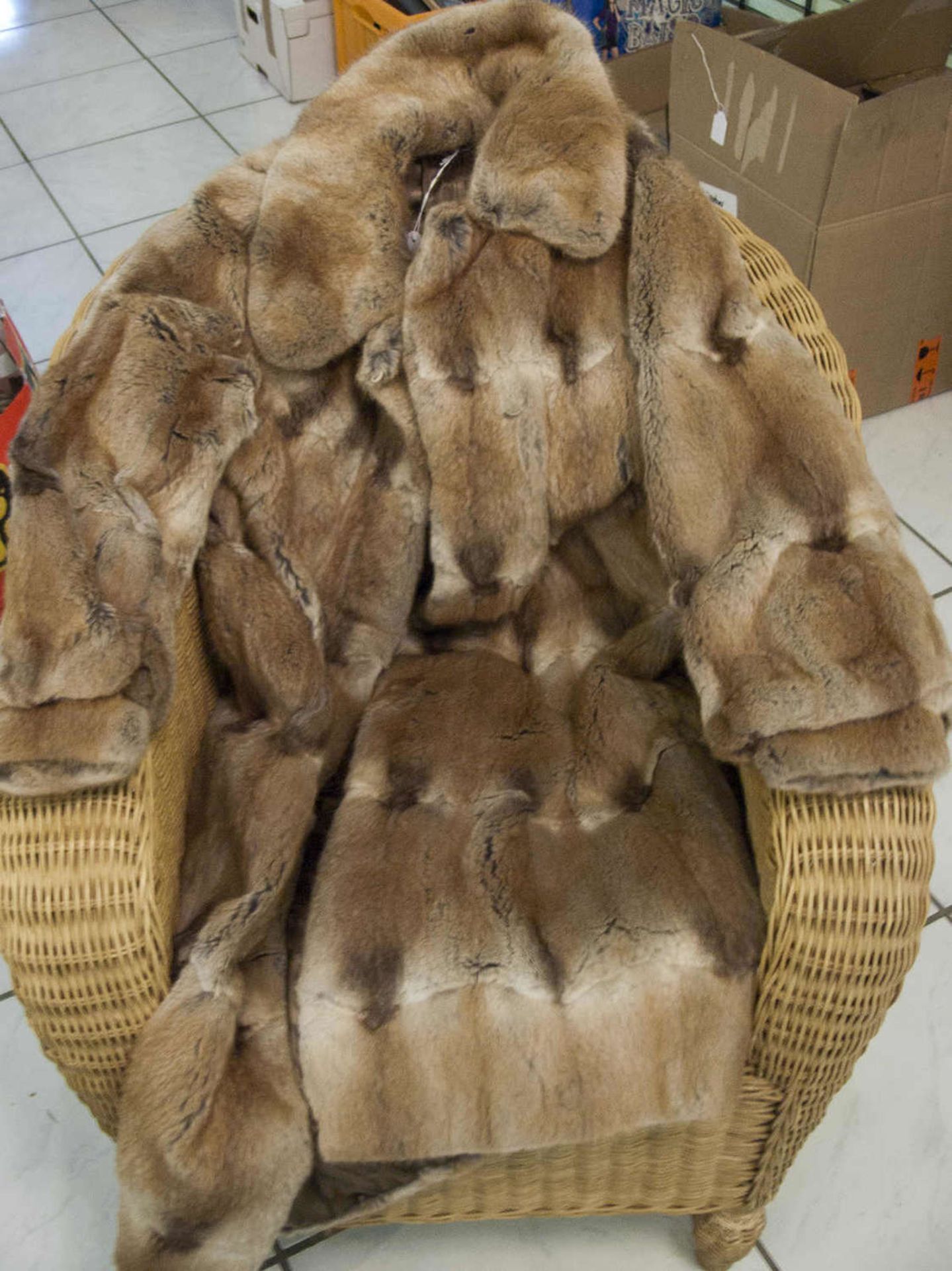 Zwei Pelzmäntel.Two fur coats. - Bild 2 aus 2