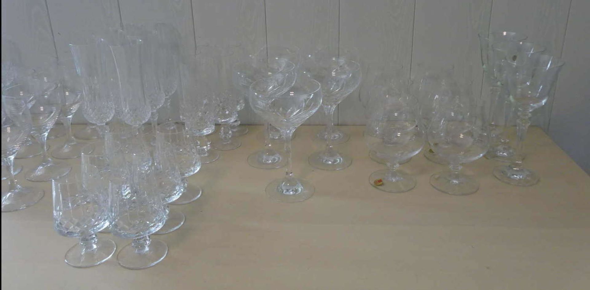 Großes Lot Gläser, teilweise auch Kristallglas. Dabei Wein-, Wasser-, Sekt-, etc. Alle guter - Bild 3 aus 3