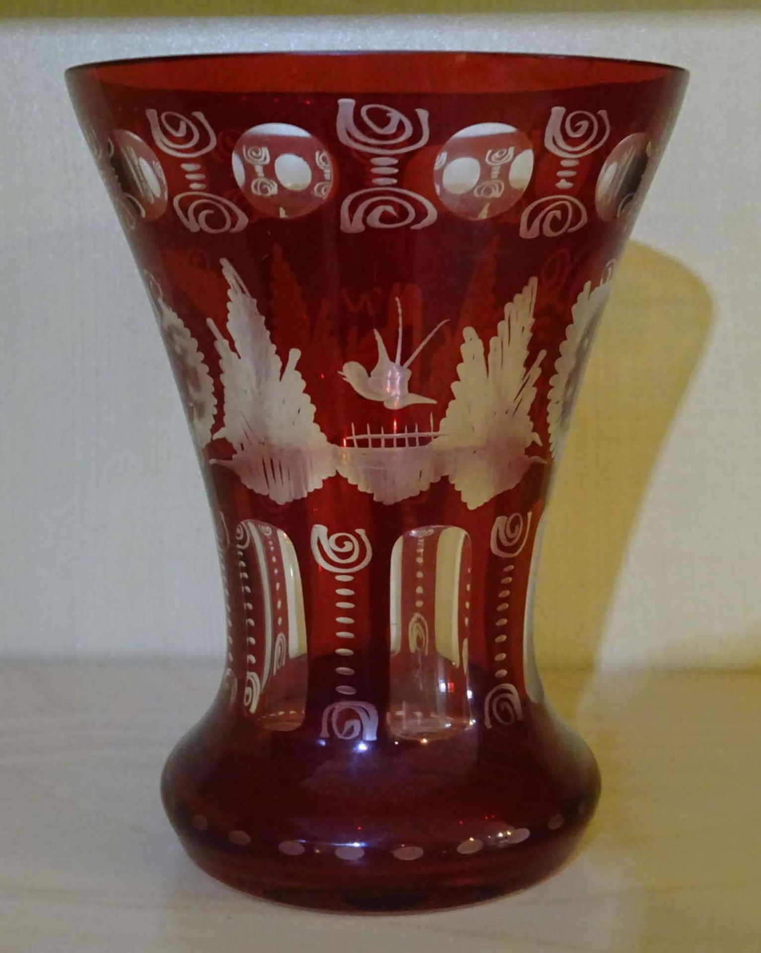 Rubin Kristallglas Vase mit ausgefallenen Schliff, um 1940. Höhe ca. 15 cmRuby crystal glass vase