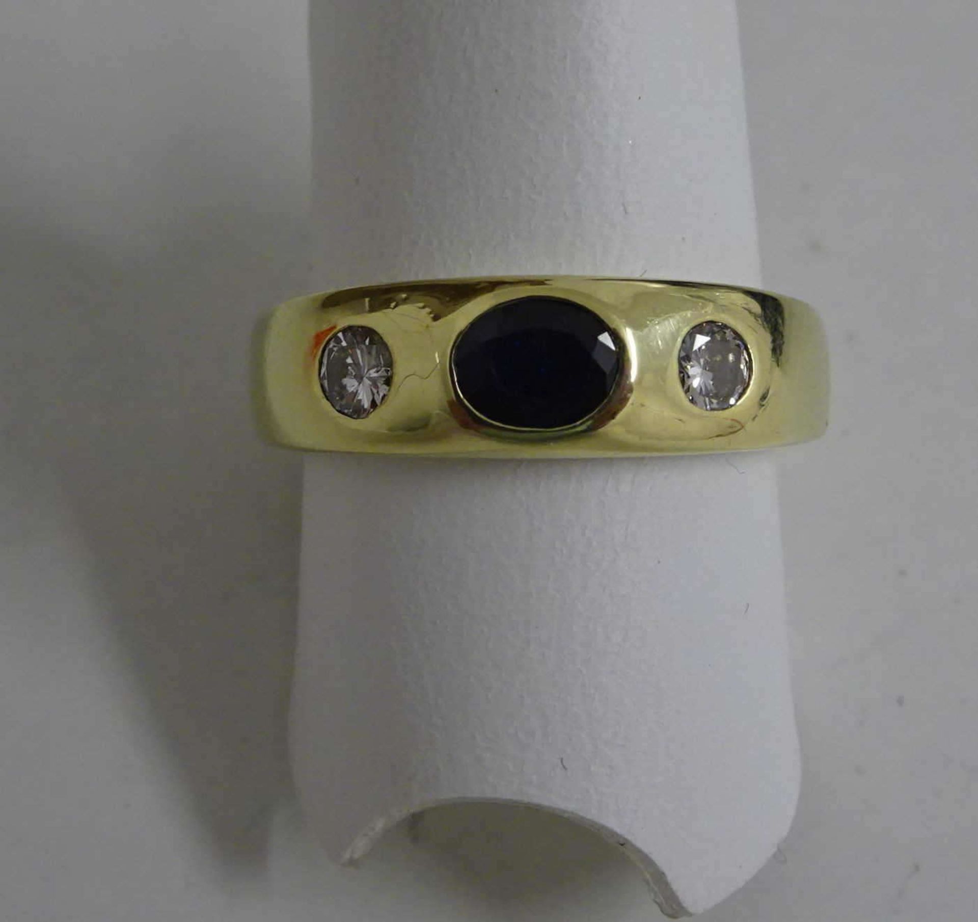 Damenring, 585er Gelbgold, besetzt mit 1 Saphir und 2 Brillianten, ca. 0,24 ct. Ringgröße 51.