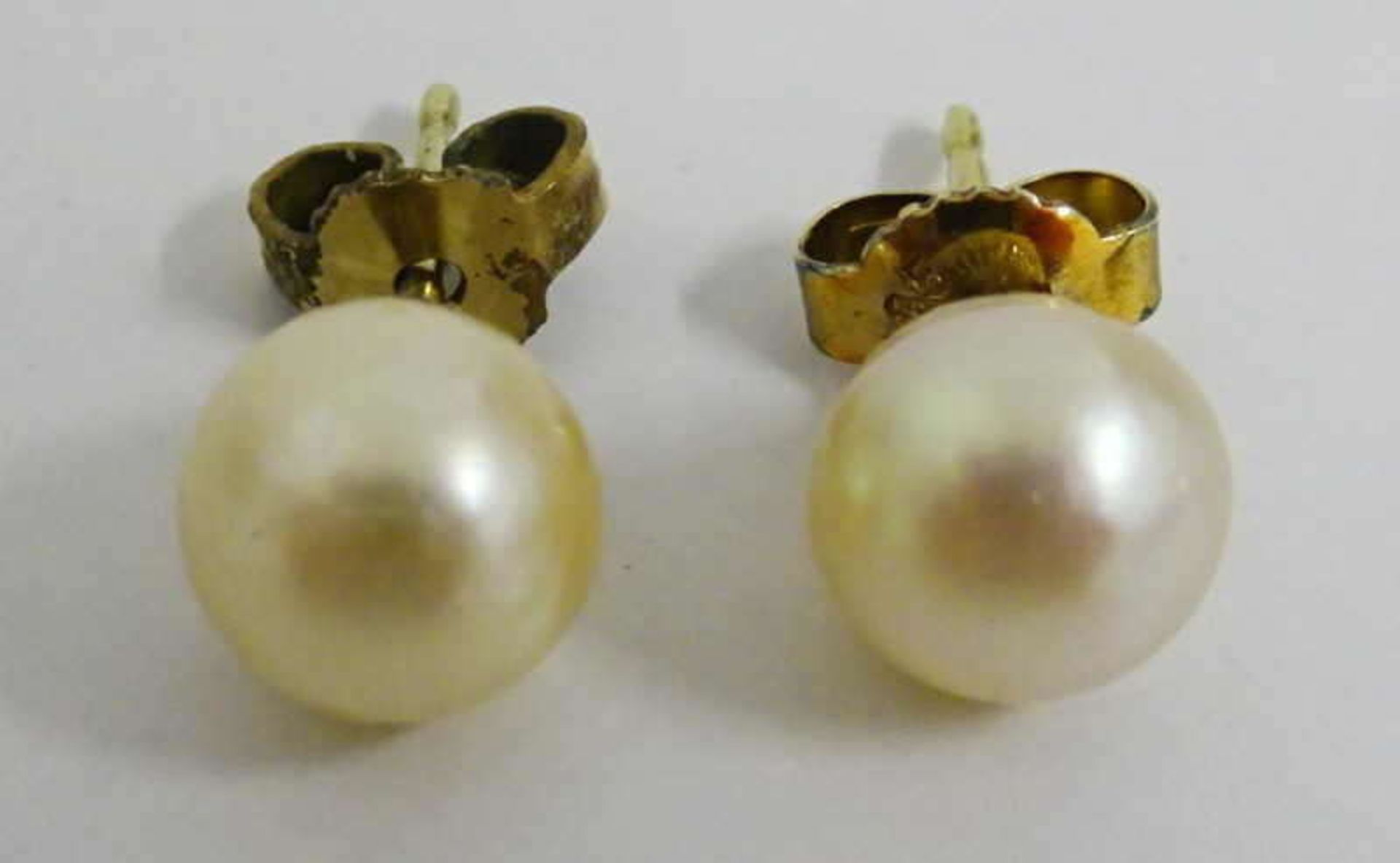 1 Paar Perlohrringe in 585er Gelbgold Fassung.1 pair of pearl earrings in 585 yellow gold setting.