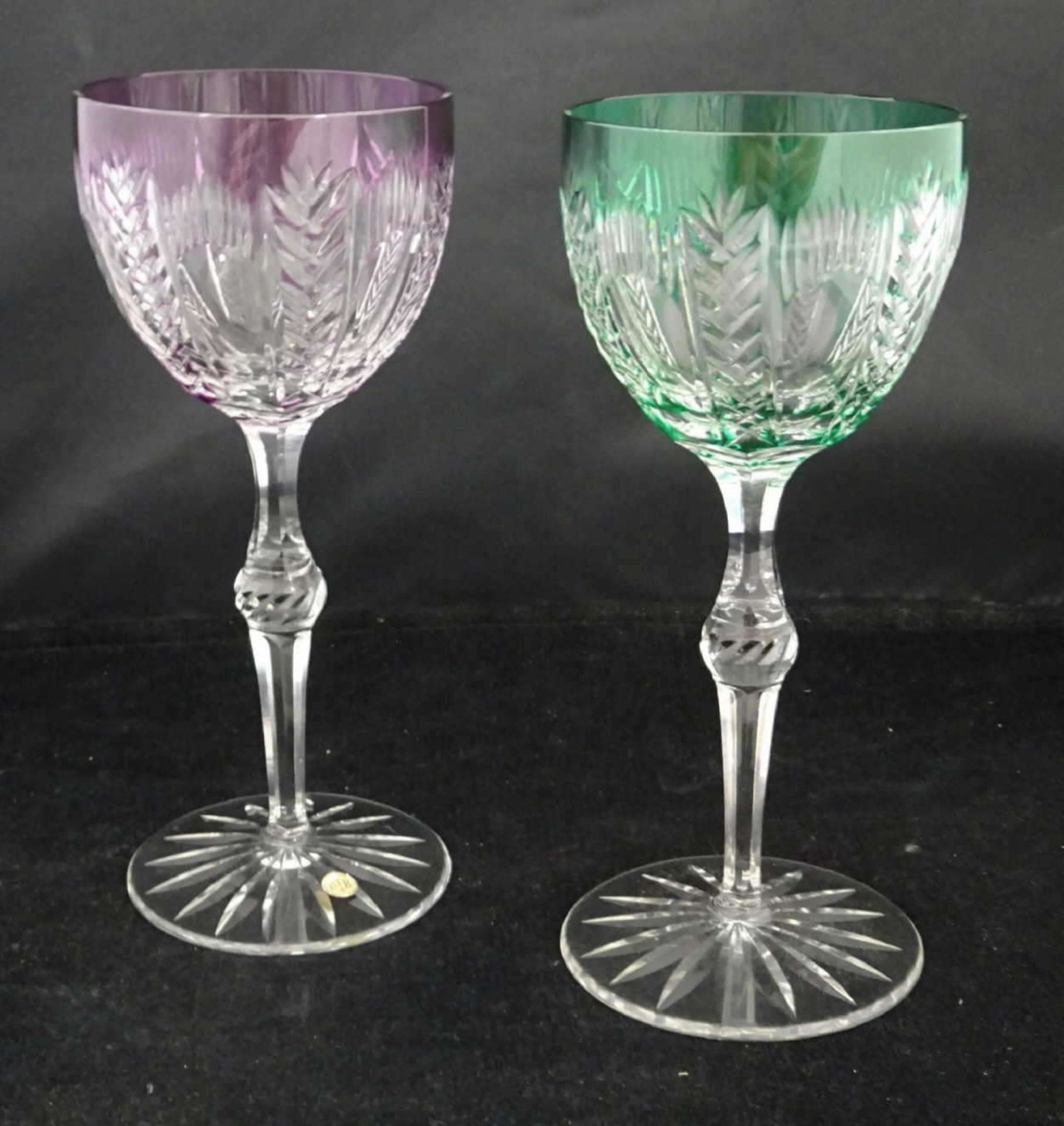 2 alte Kristall Weingläser von R & B, 1x grün, 1x lila. Sehr guter Zustand.2 old crystal wine