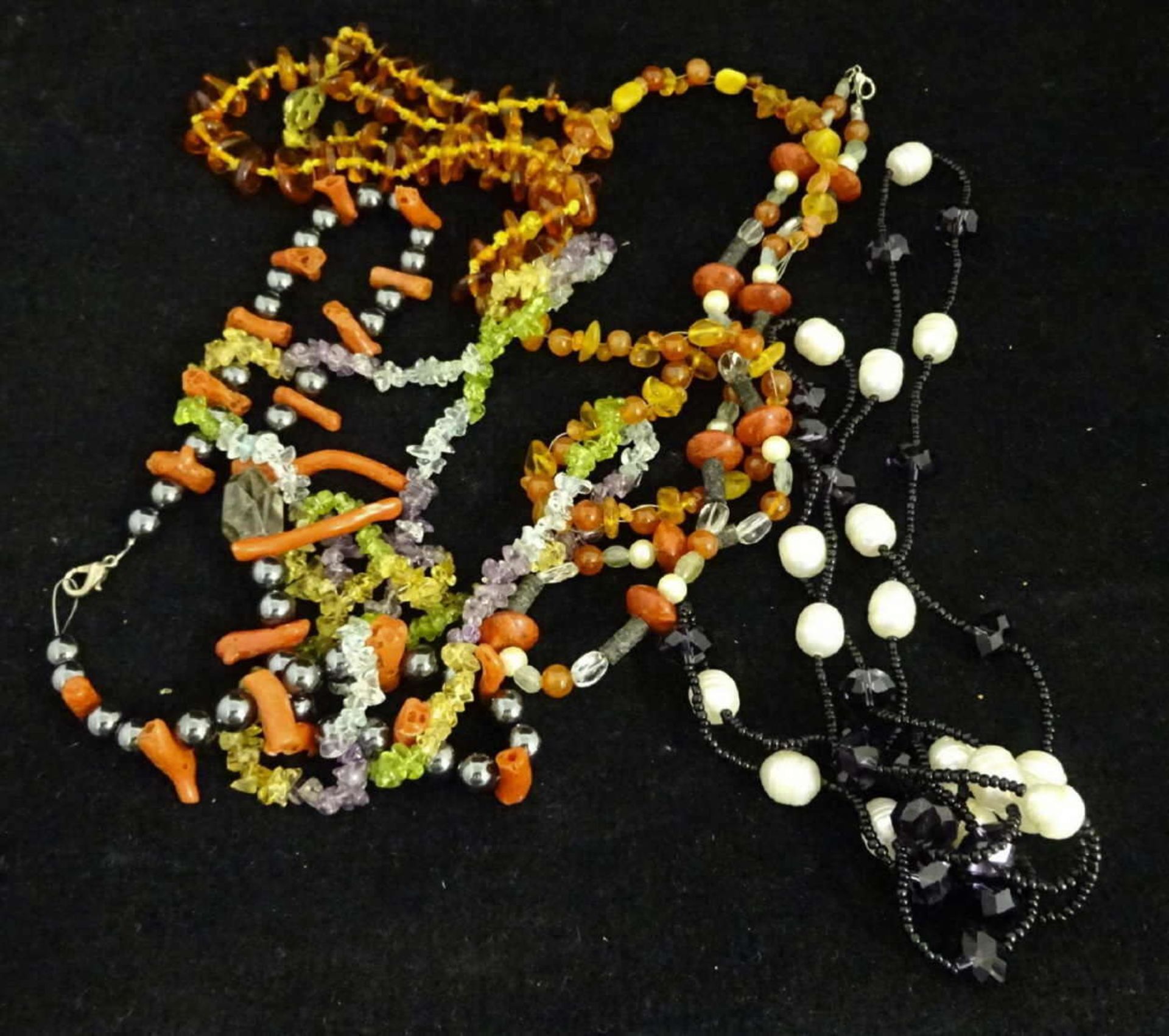 6 Ketten, dabei Korallen, Halbedelsteine, Bernstein, etc.6 chains, corals, semi-precious stones,