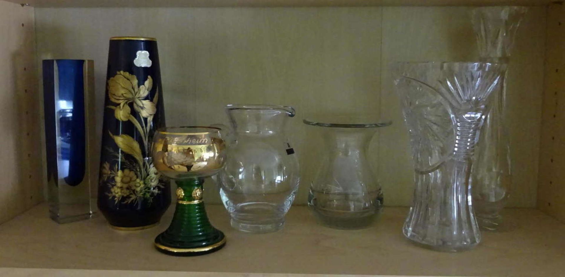 Konvolut Glasvasen, dabei 2 Kristallglasvasen, sowie 1 Glaskrug und 1 Weinrömer.Convolute glass