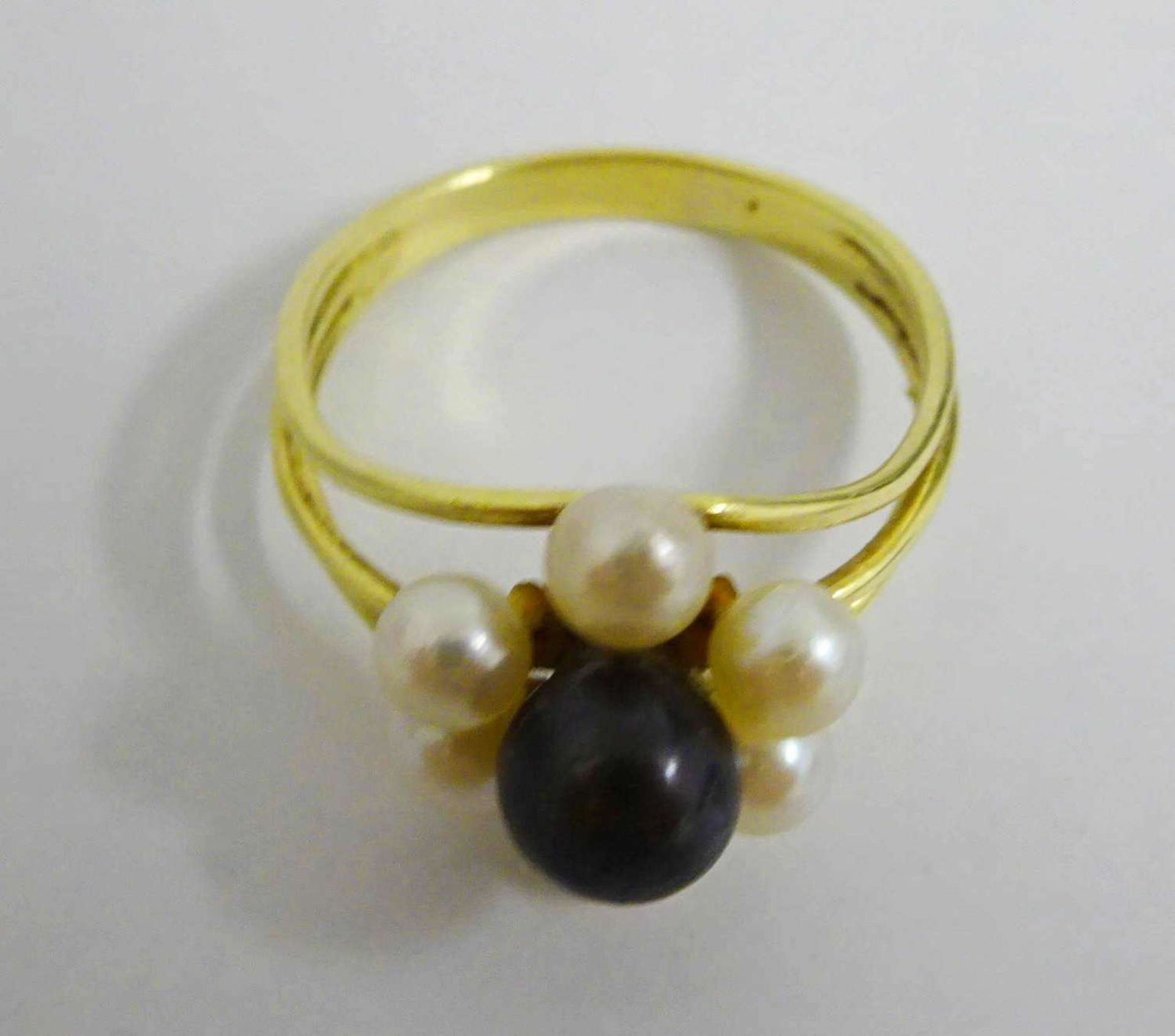 Damenring, 585er Gelbgold, besetzt mit 1 Blume aus 6 weißen und mittig eine schwarze Perle. - Bild 2 aus 2