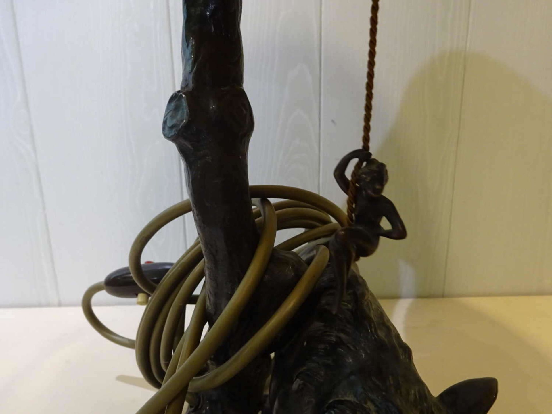 Tischlampe mit Bronzefuß, am Fuß wurde aus Bronze ein Wildschwein dargestellt. Sehr dekorative Lampe - Image 3 of 3