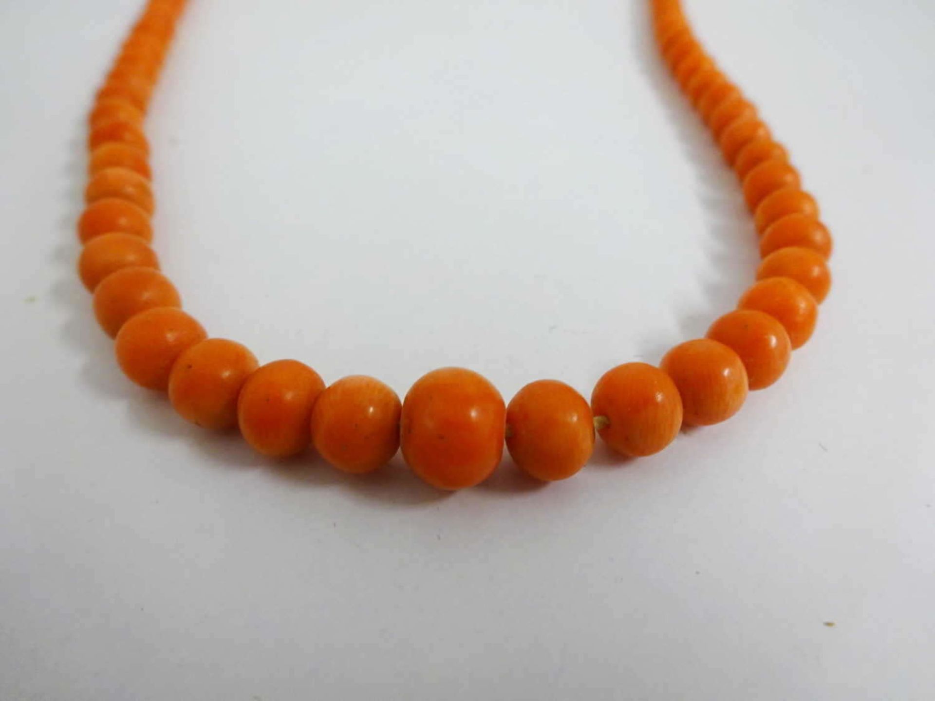 Engelshaut Korallenkette. Länge ca. 42 cm. Sehr feine Farbe, um 1930Angel skin coral necklace. - Bild 2 aus 2