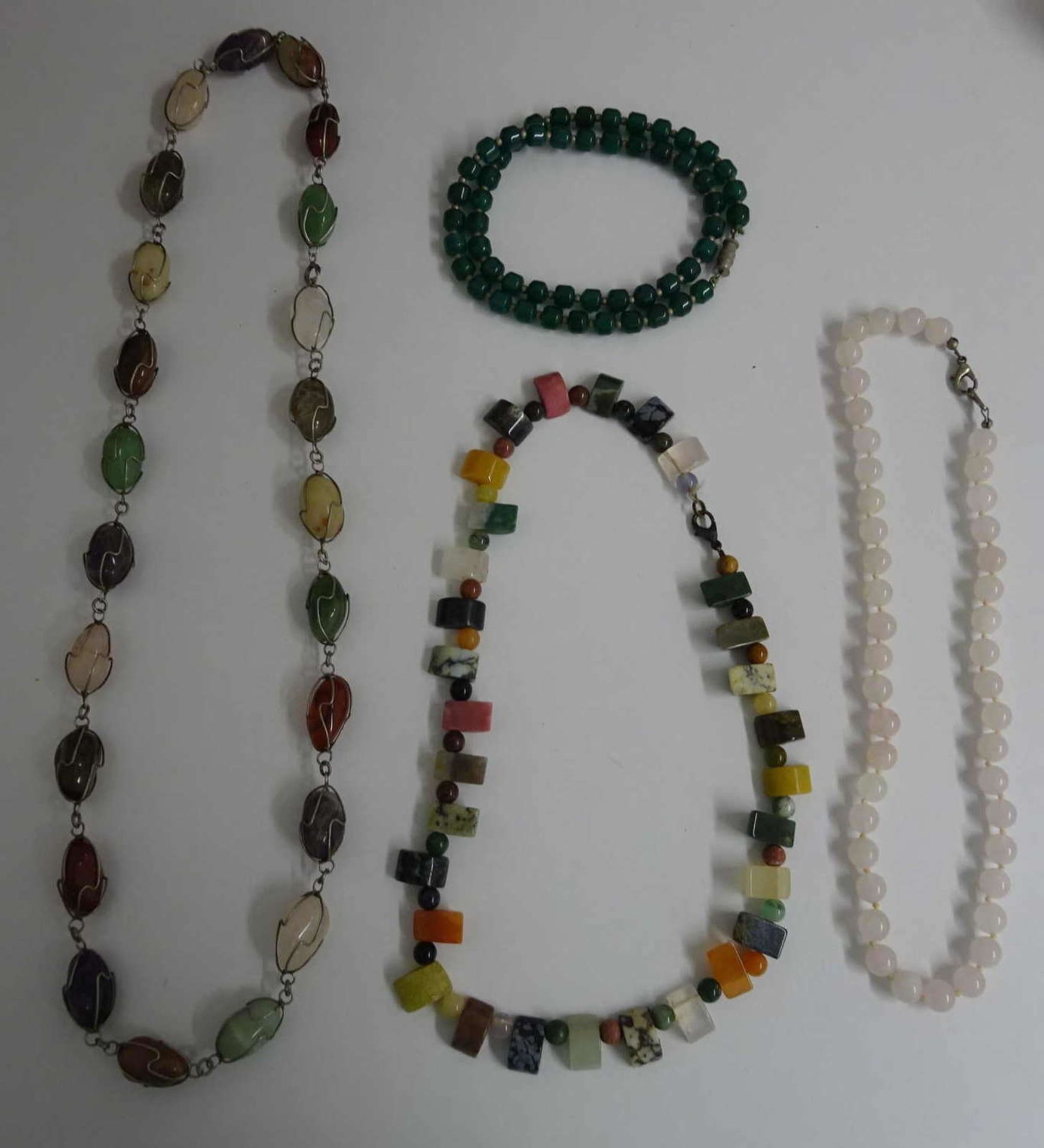 Lot Halbedelsteinkette, insgesamt 4 Stück. Verschiedene Modelle.Lot of semi-precious stone necklace,