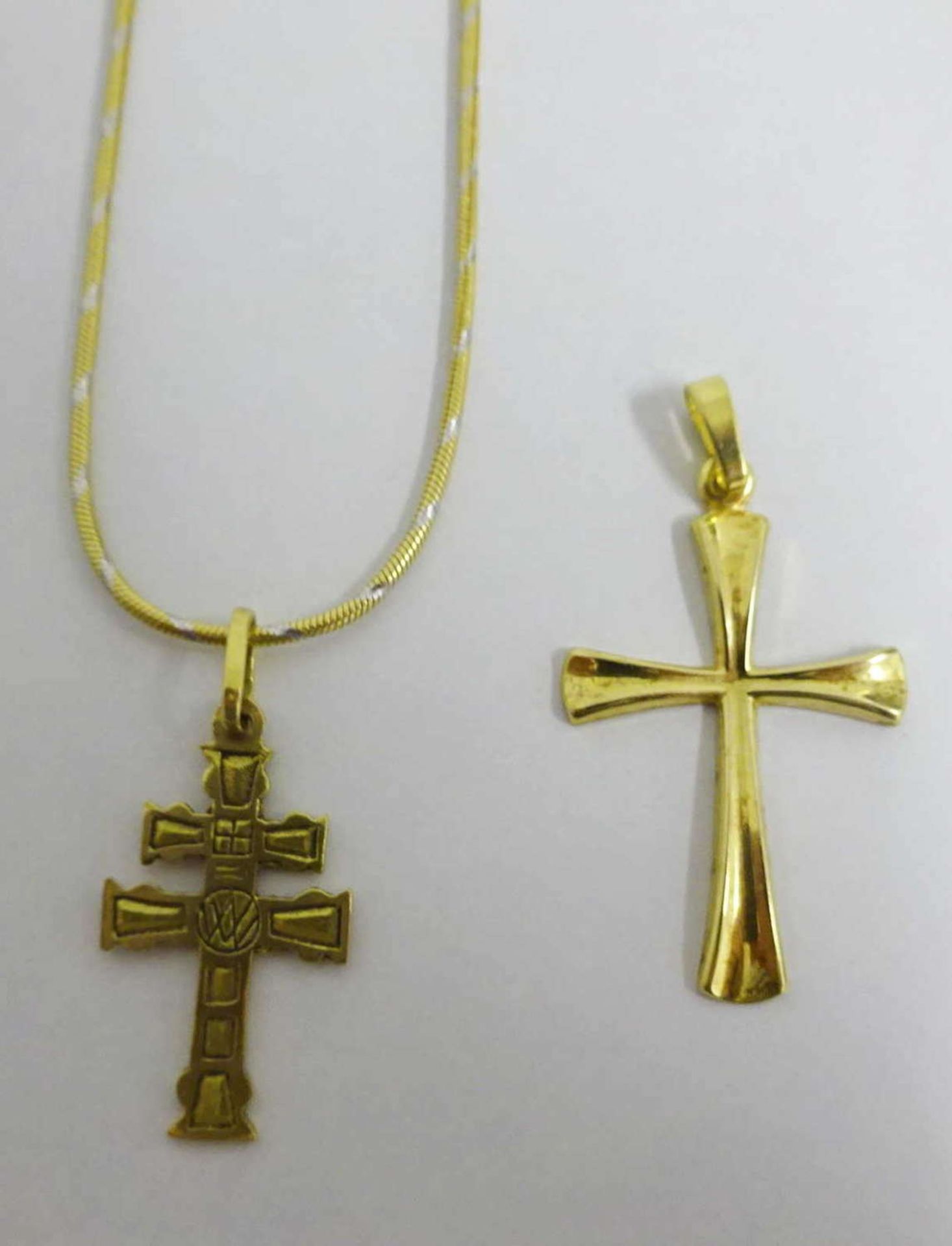 Kette mit Anhänger "Kreuz, sowie 1 Anhänger "Kreuz". Alle Teile 585er Gelbgold gepunzt. - Bild 2 aus 2