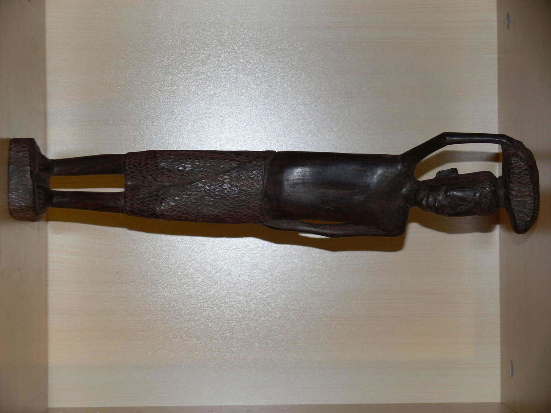 Afrikanischer Wasserträger. Hartholz. Höhe: ca. 38 cm.African water carrier. Hardwood. Height: about