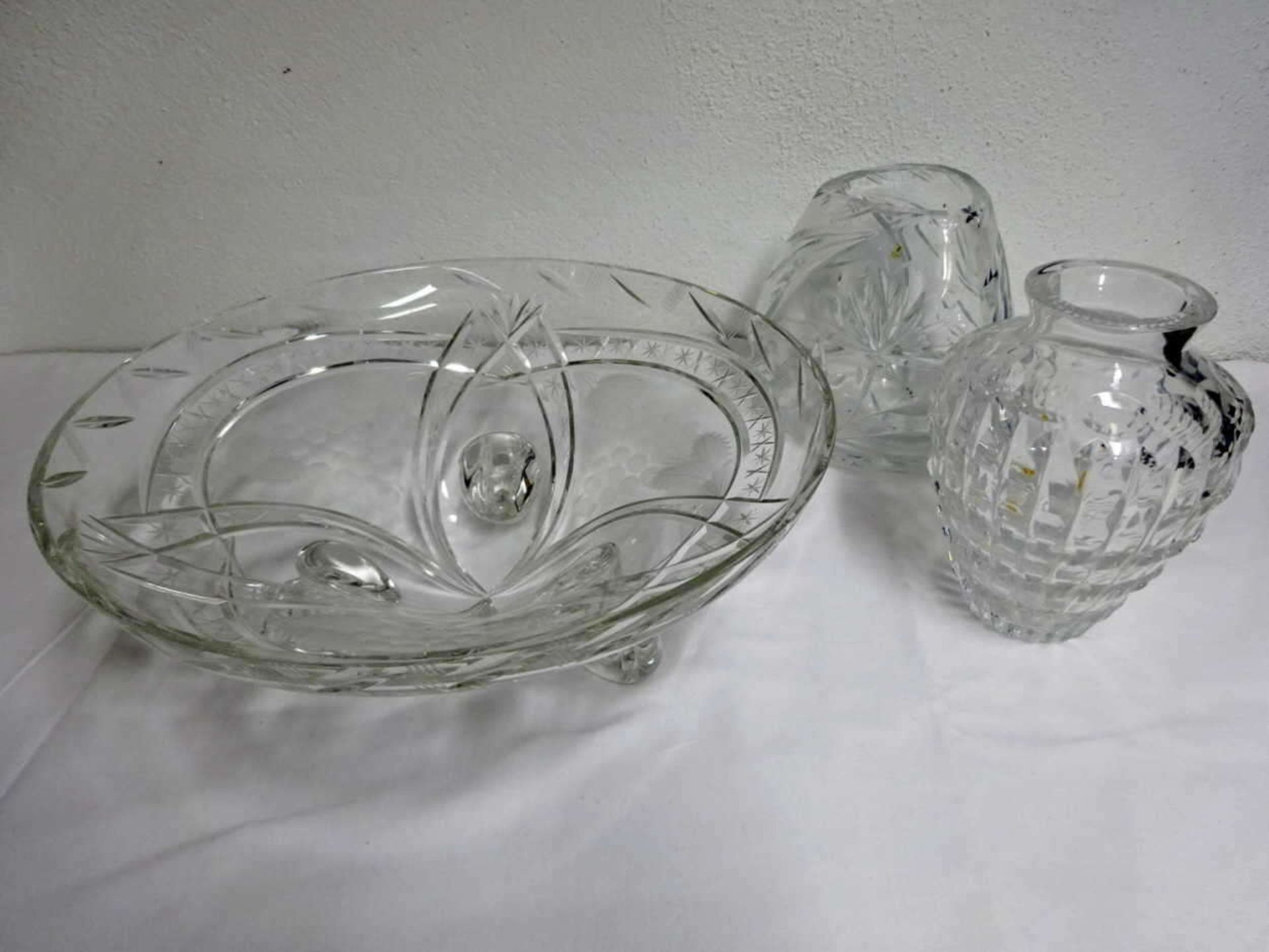 Konvolut aus Kristallglas, bestehend aus 2 Vasen, sowie 1 großen Schale, diese Durchmesser ca. 30