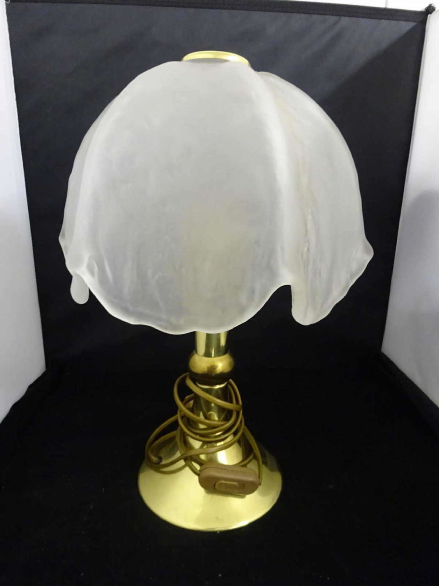 schwere Tischlampe mit Messingfuß und Glasschirm. Höhe ca. 40 cmheavy table lamp with brass base and