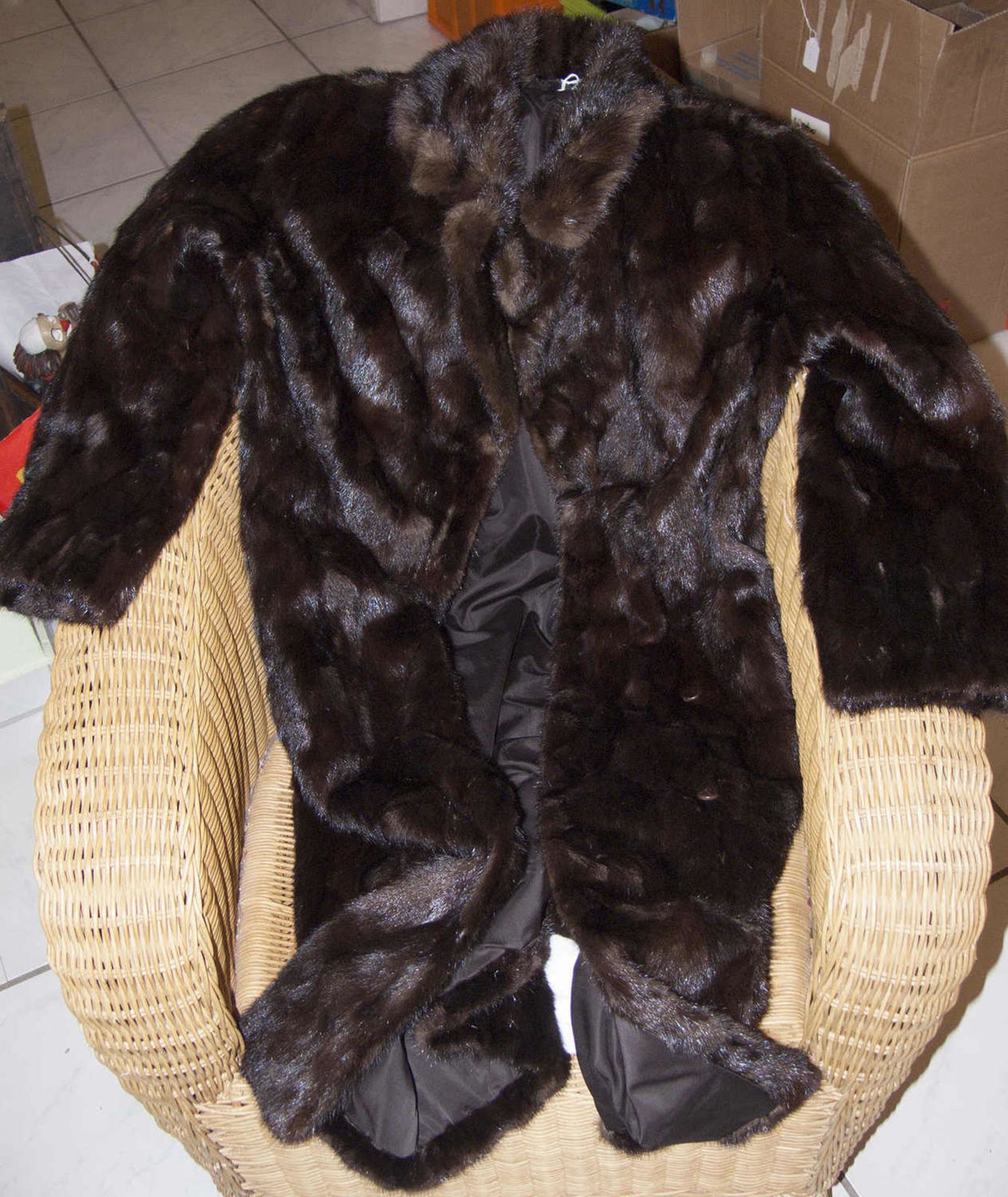 Eine Pelzjacke und ein Pelzmantel. Bitte besichtigen.A fur jacket and a fur coat. Please visit.