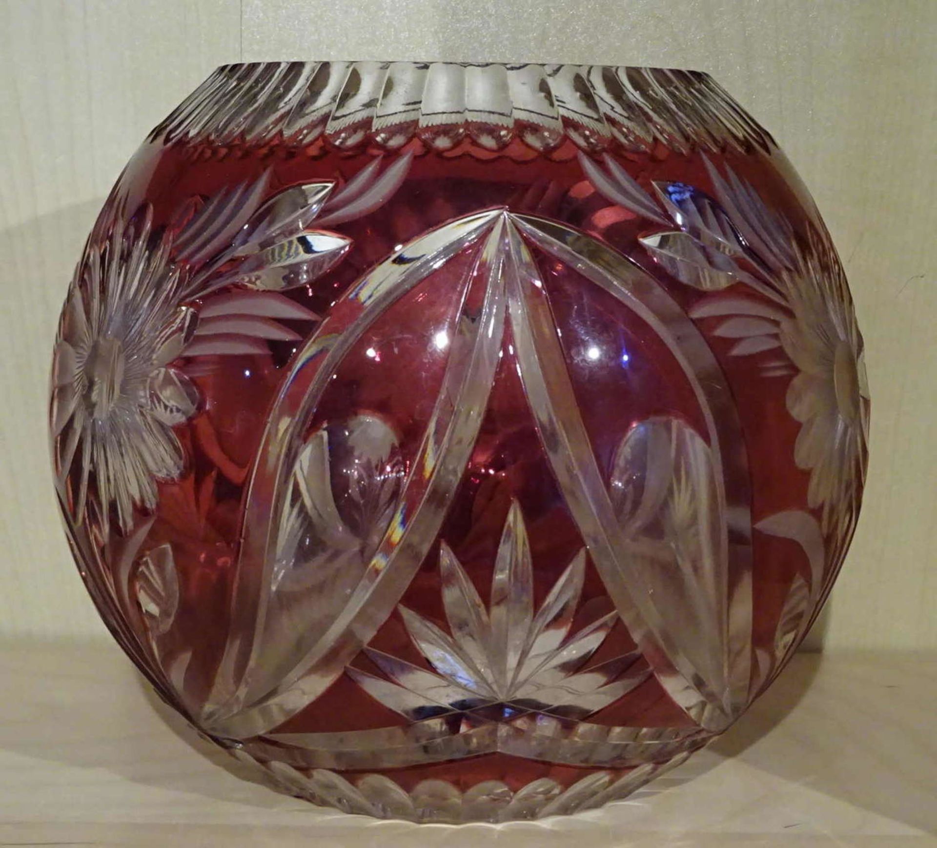 Kristall - Glasvase, bauchig, Höhe ca. 18 cm, mit rotem Überfang. Guter Zustand.Crystal - glass - Image 2 of 2