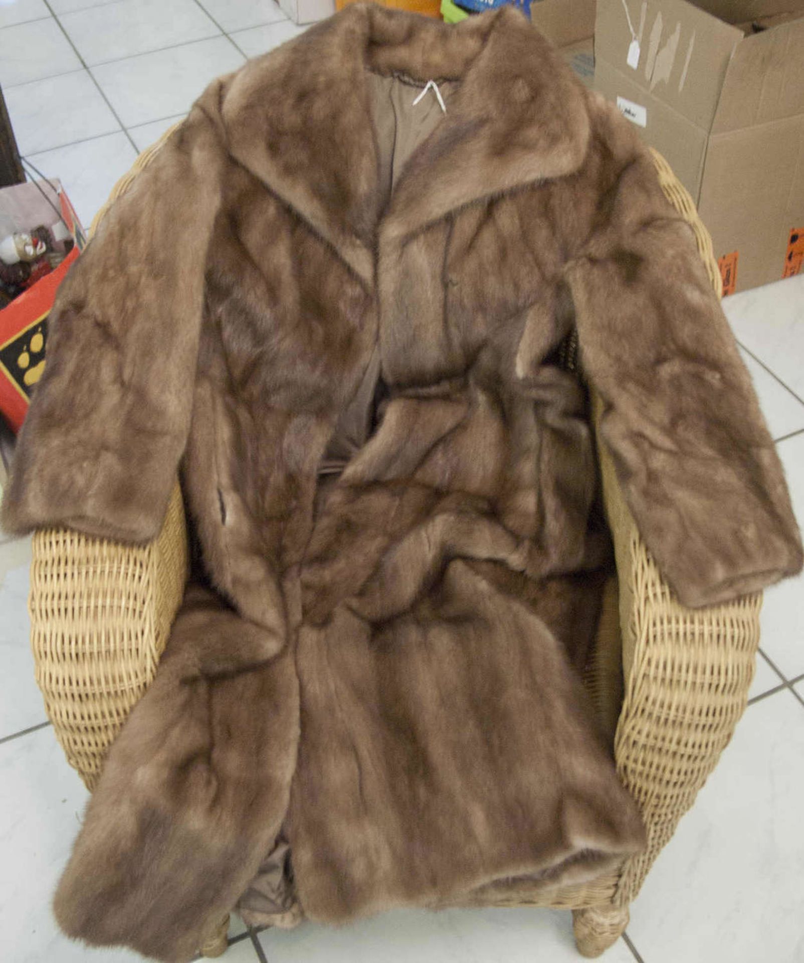 Zwei Pelzmäntel.Two fur coats.