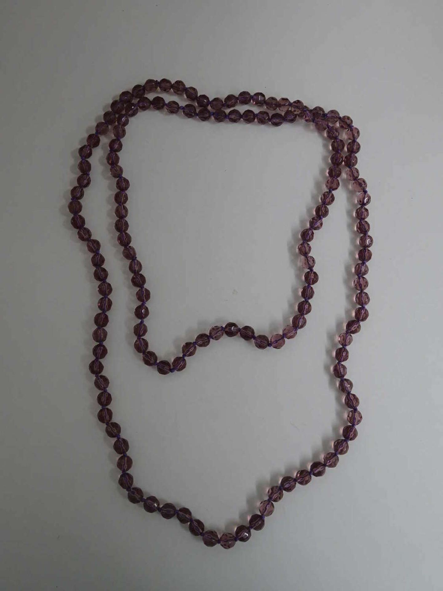 ausgefallene Amethystkette, mit feinem Schliff. Länge ca. 120 cmfancy amethyst necklace, with a fine