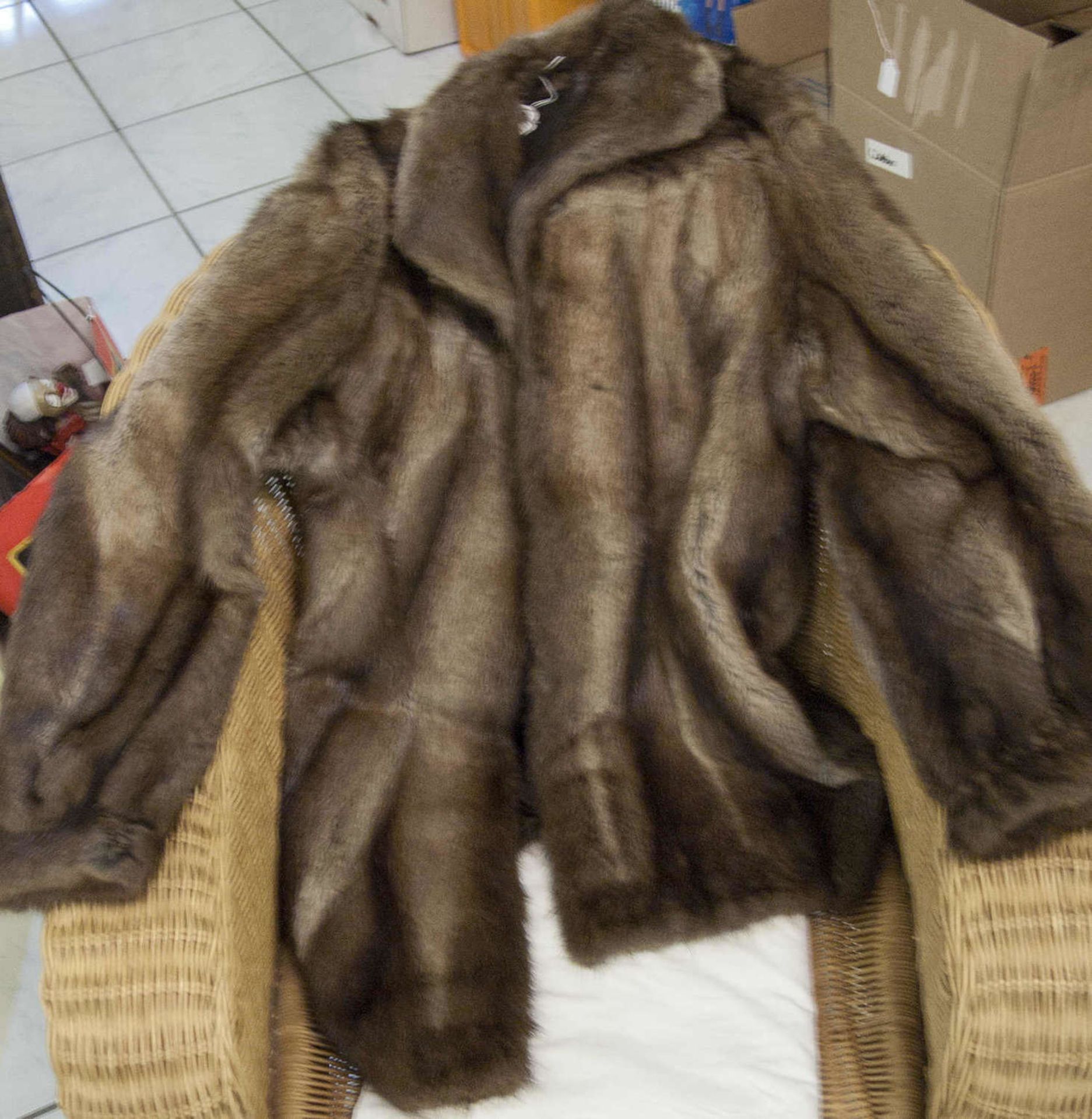 Eine Pelzjacke und ein Pelzmantel. Bitte besichtigen.A fur jacket and a fur coat. Please visit. - Bild 2 aus 2
