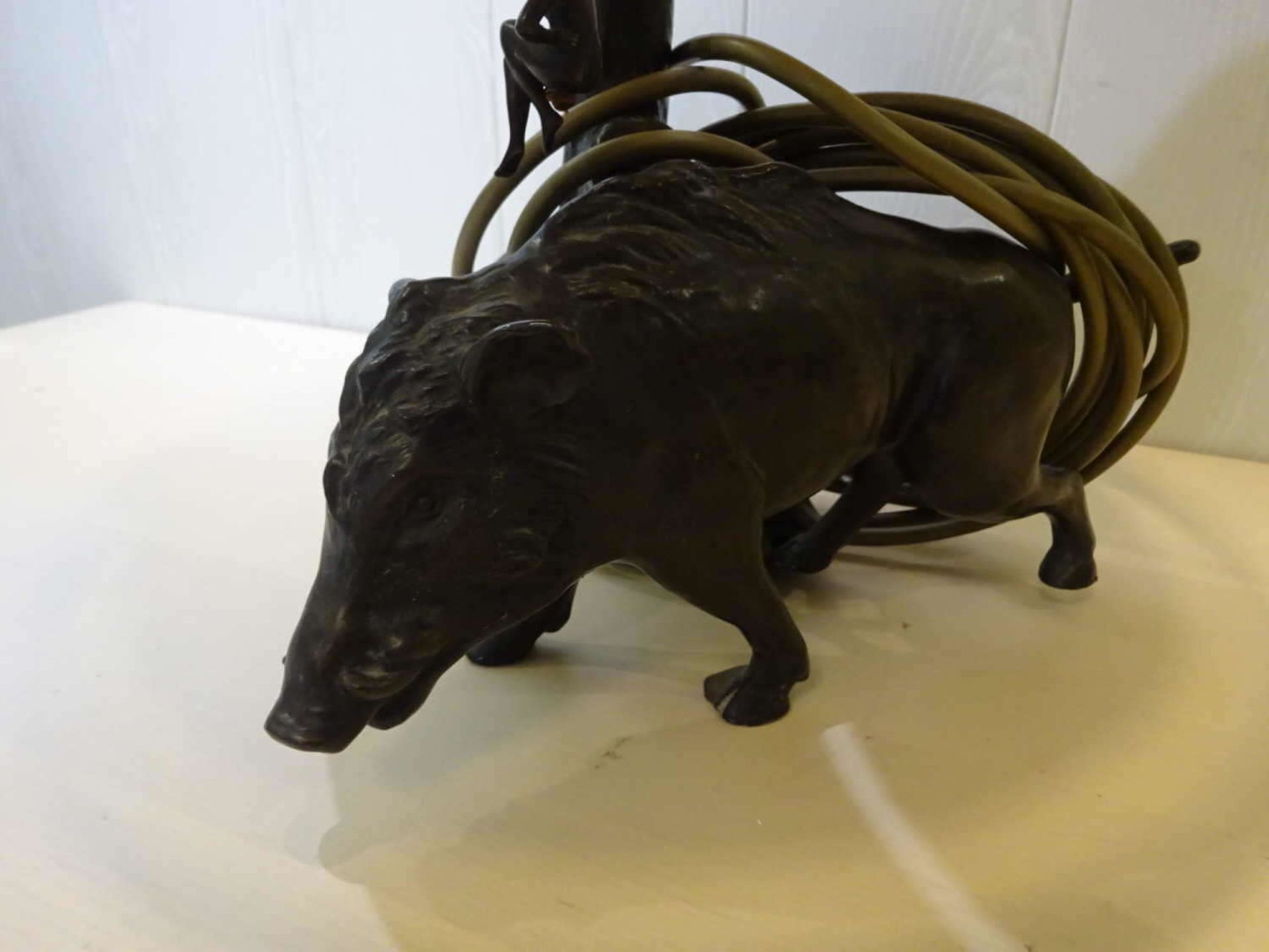 Tischlampe mit Bronzefuß, am Fuß wurde aus Bronze ein Wildschwein dargestellt. Sehr dekorative Lampe - Image 2 of 3