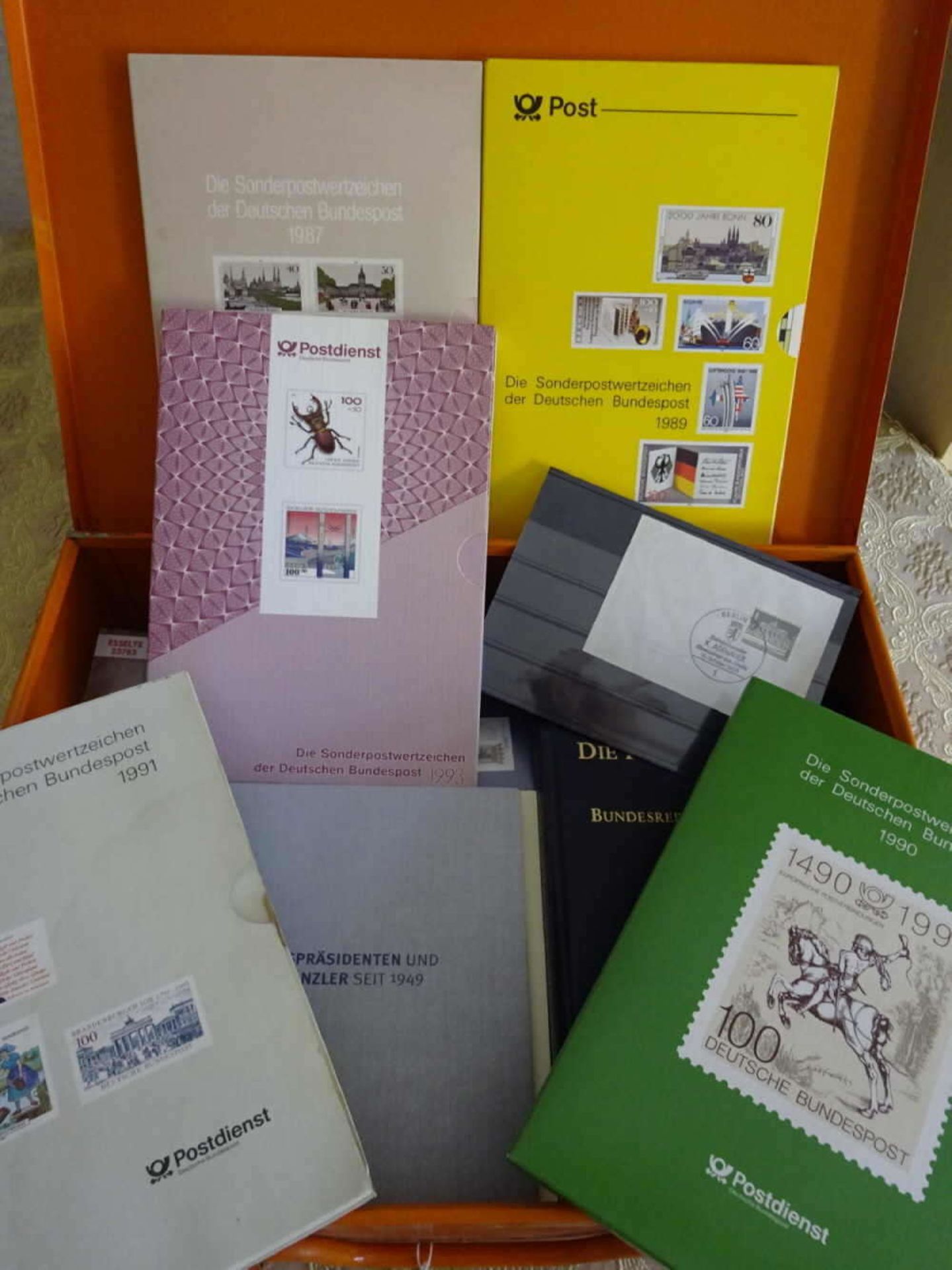 Jahrbücher BRD, meist 90er Jahre sowie viele Blöcke BRD aus der DM Zeit in MetallboxYearbooks of