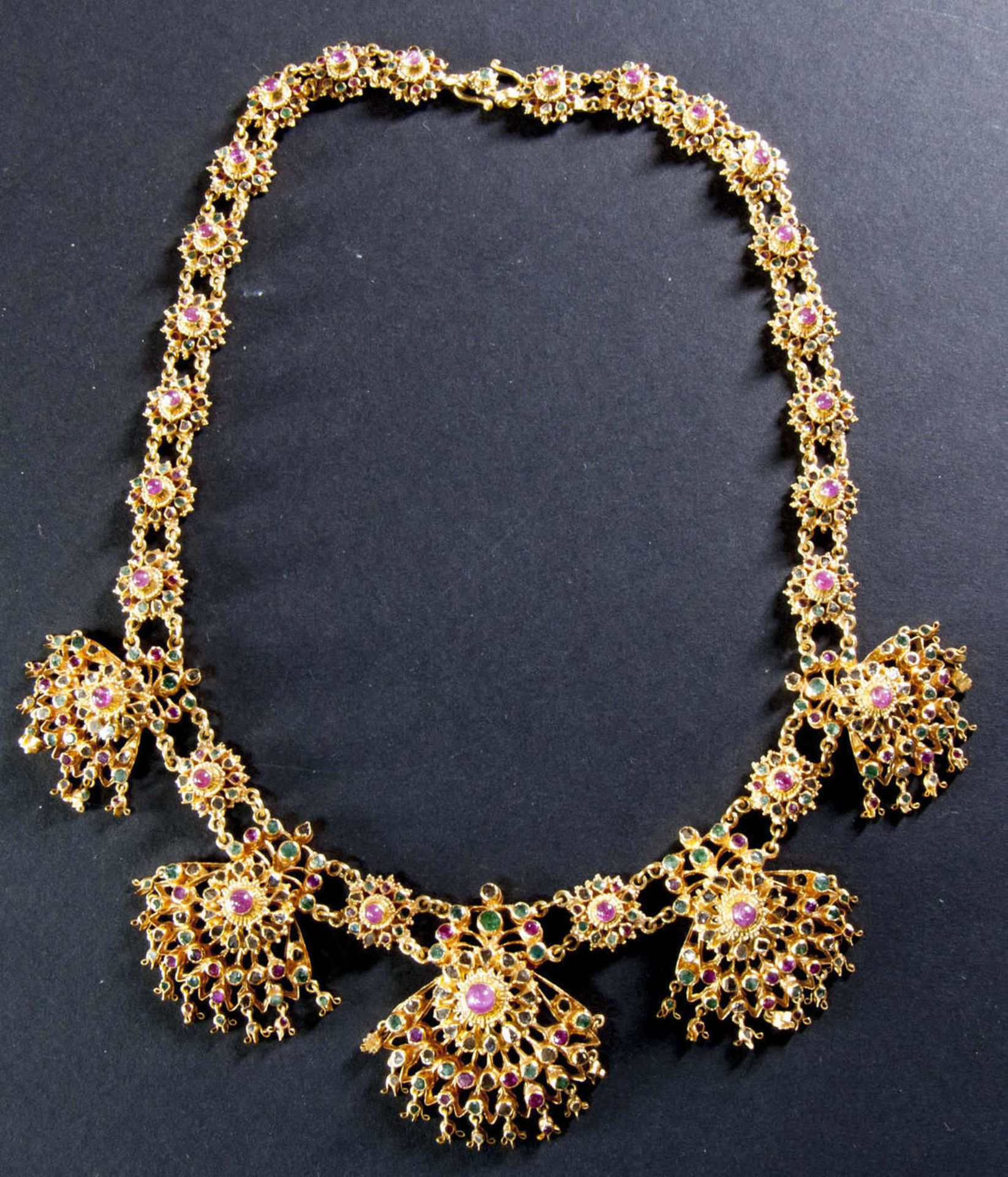 Collier, 22ct Gold, feinste zahlreiche Juwelierarbeit, besetzt mit Rubinen und Smaragden. mit 5