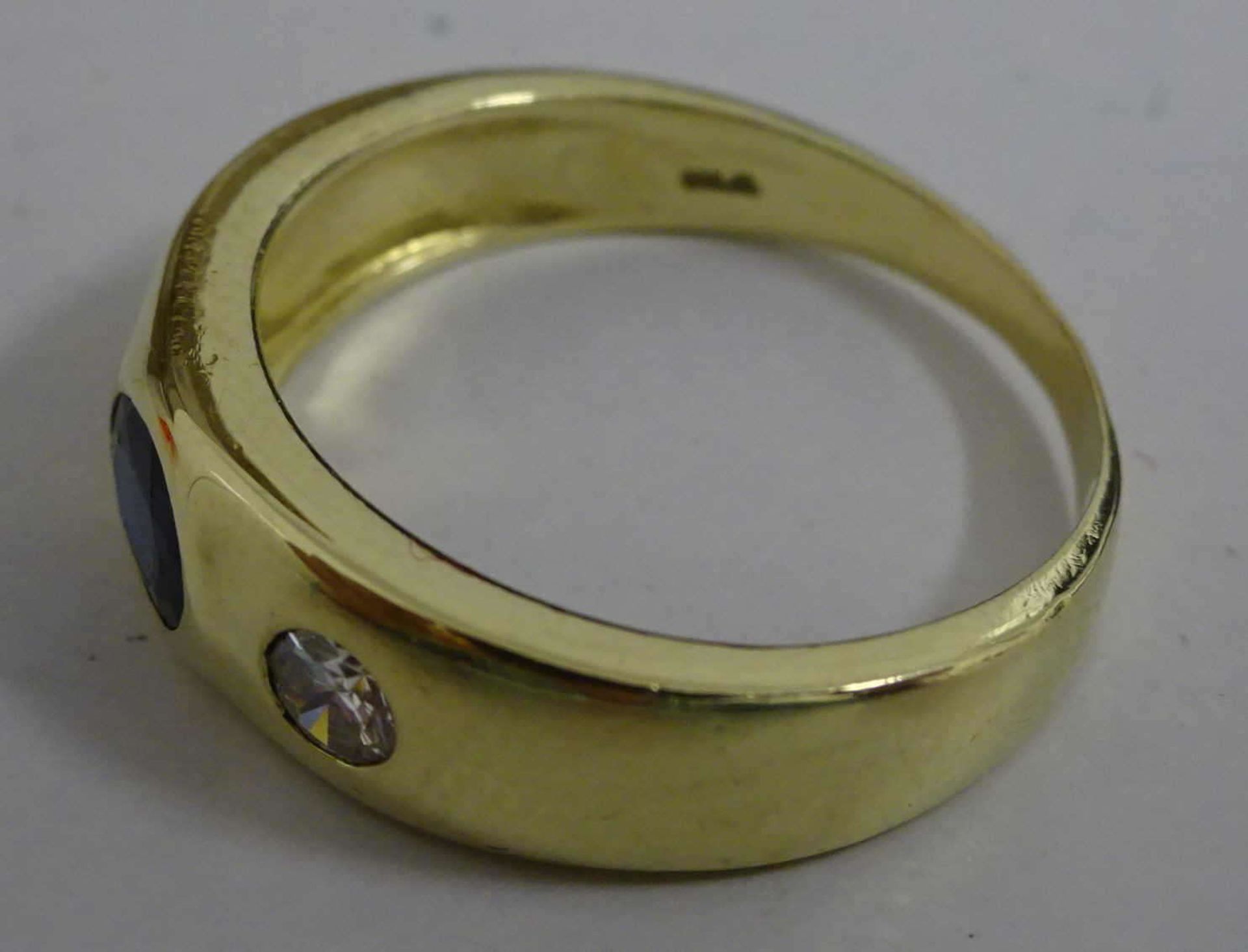 Damenring, 585er Gelbgold, besetzt mit 1 Saphir und 2 Brillianten, ca. 0,24 ct. Ringgröße 51. - Bild 2 aus 2