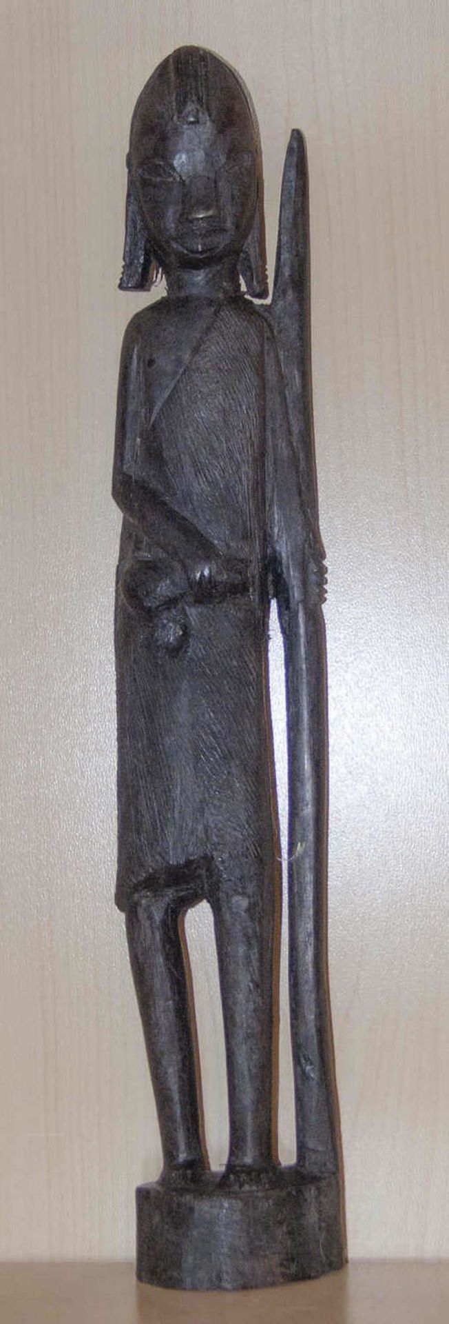 Massai - Krieger. Hartholz. Höhe: ca. 36,5 cm.Maasai warrior. Hardwood. Height: approx. 36.5 cm.