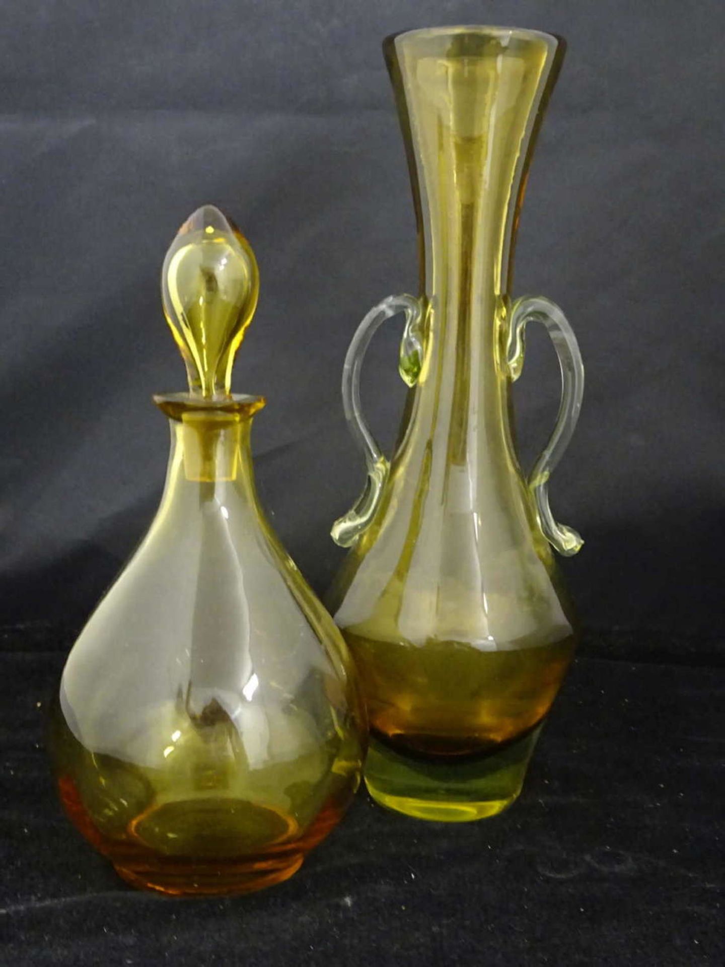 2 Teile Muranoglas bestehend aus 1 Vase, höhe ca. 25 cm sowie 1 kleine Stöpselkaraffe, höhe ca. 18
