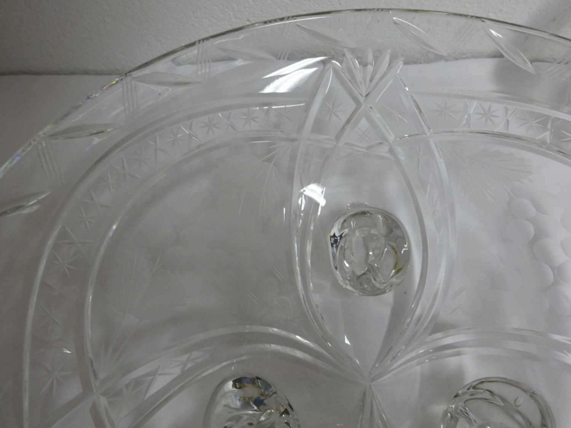 Konvolut aus Kristallglas, bestehend aus 2 Vasen, sowie 1 großen Schale, diese Durchmesser ca. 30 - Bild 2 aus 2