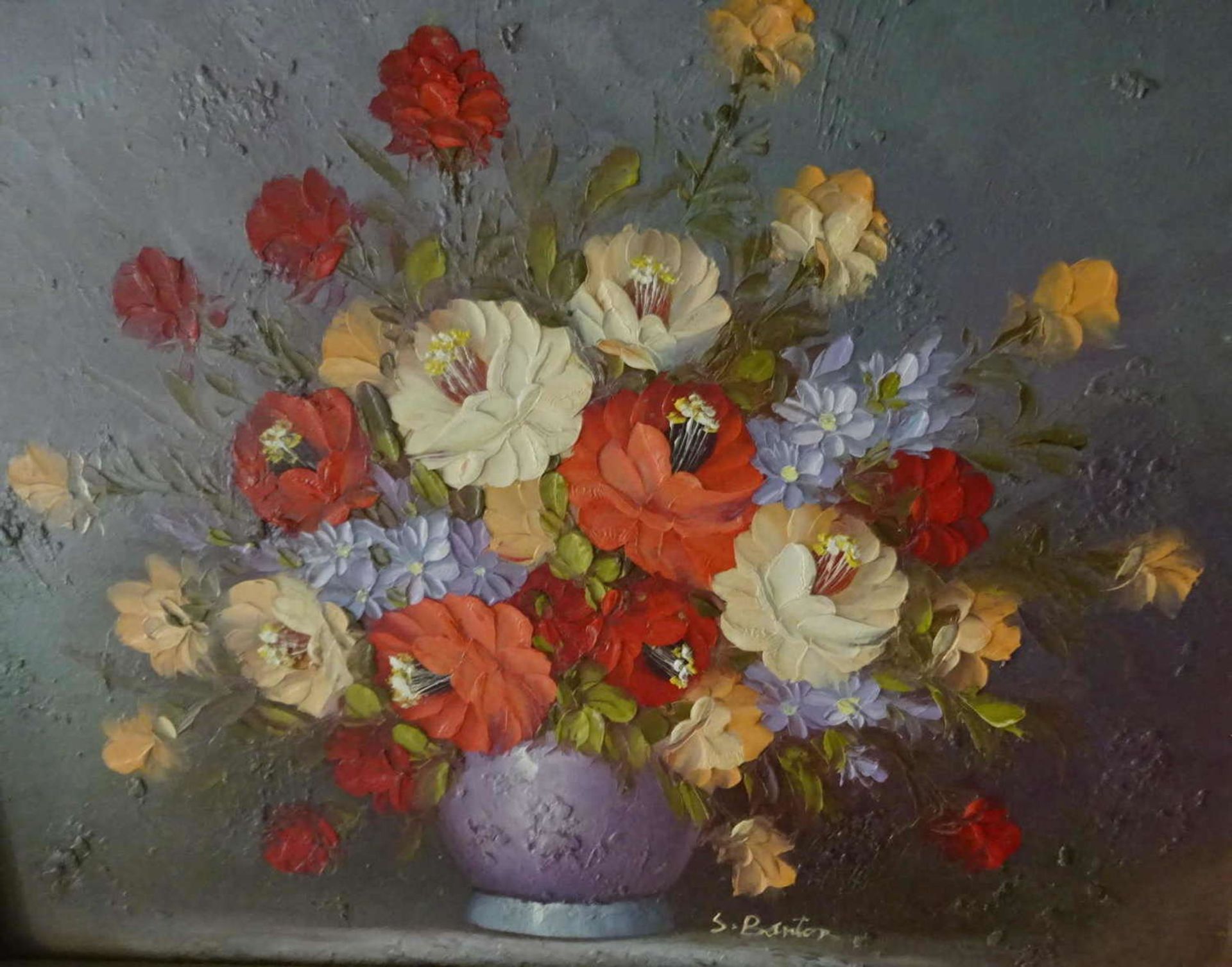 S. Barton. "Blumenarrangement" teilweise mit Farbverlust, in massiven Rahmen. Rechts unten Signatur, - Bild 2 aus 3