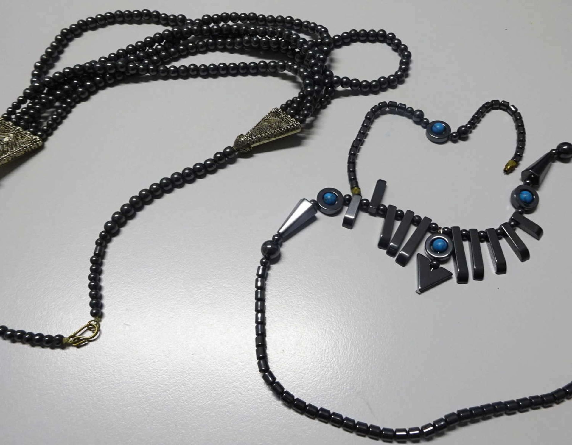 2 Hämatittketten, sowie 1 Armband. Verschiedene Modelle2 hematite chains, as well as 1 bracelet.