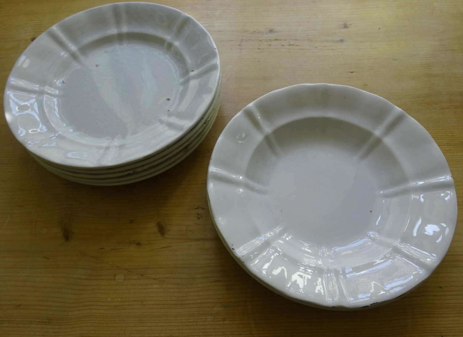 7 Teller Grünstadter Keramik "Gebrüder Bordollo" weiße Glasur. 5 flach und 2 tiefe Teller. Recht
