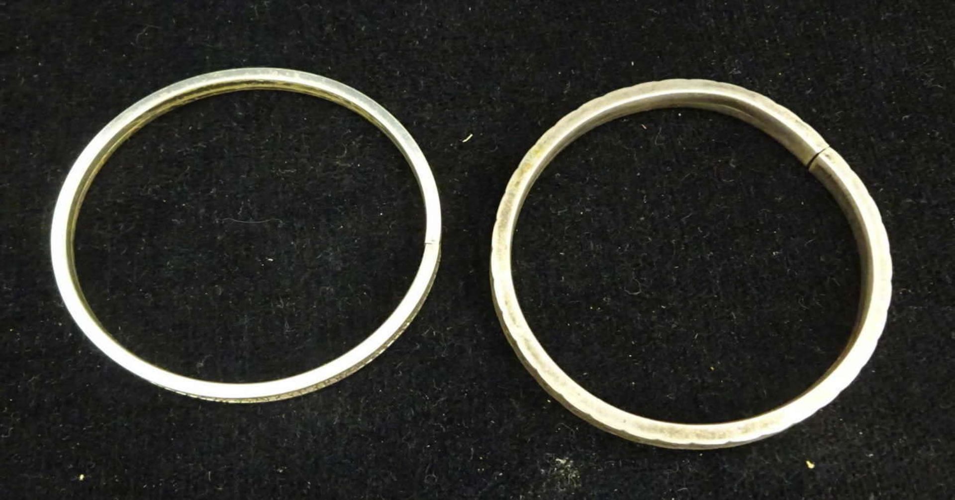 2 Armreifen, 835er Silber. Verschiedene Modelle. Gewicht ca. 26,4 g2 bangles, 835 silver. - Bild 2 aus 2